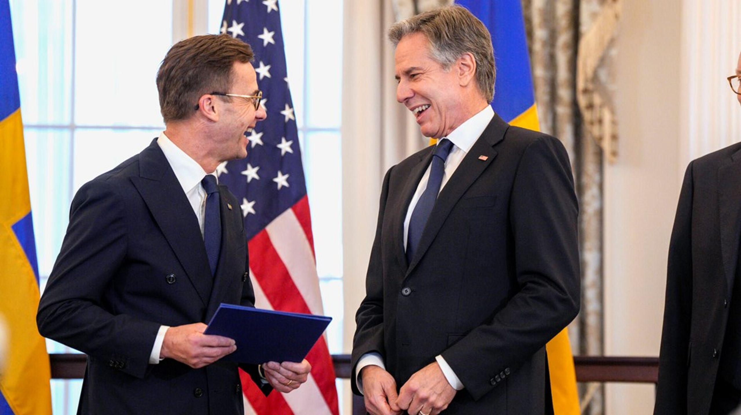 Sveriges statsminister, Ulf Kristersson (t.v.), foretog torsdag sit lands formelle tiltrædelse til Nato under et besøg hos den amerikanske udenrigsminister, Antony Blinken, i Washington.