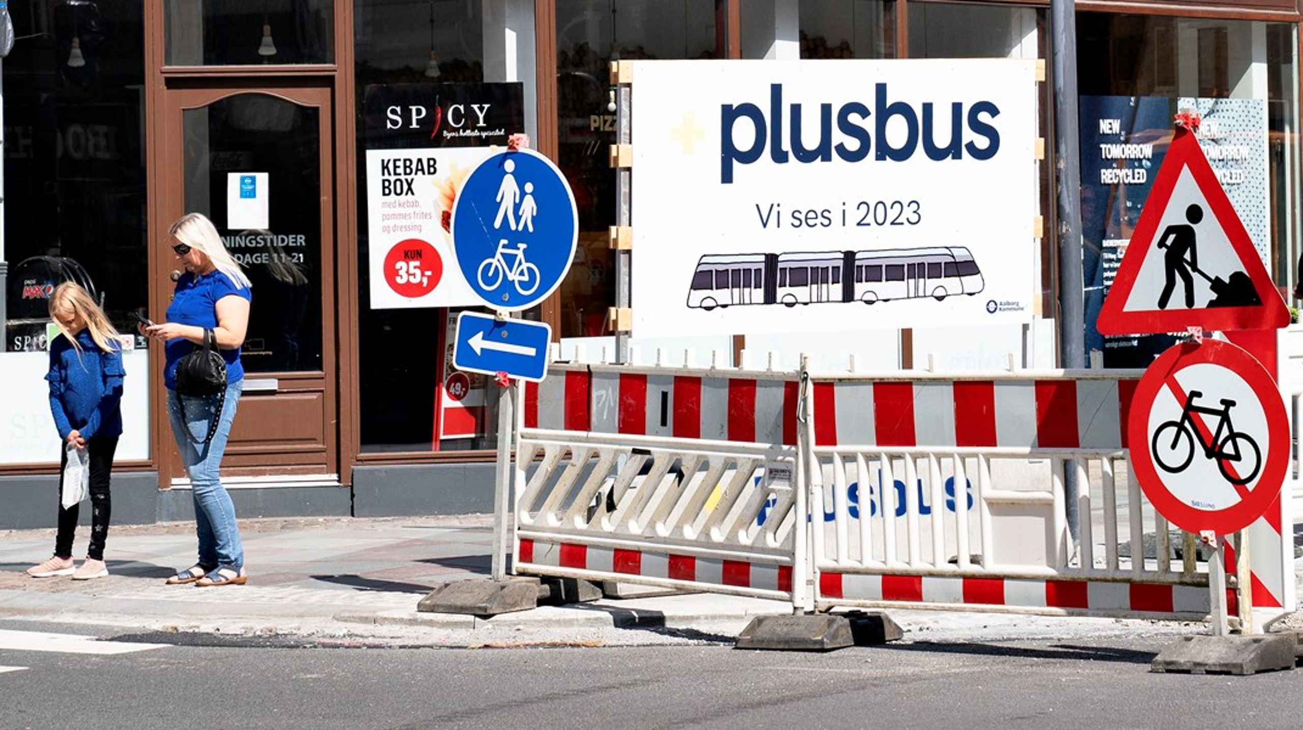 I Aalborg er der for nyligt blevet indsat BRT – Bus Rapid Transit – der er elektriske busser på knap 25 meter, der i eget spor kommer hurtigt og trængselsfrit frem i trafikken.
Borgerne har taget godt imod BRT'en, skriver Anders G. Christensen (V).