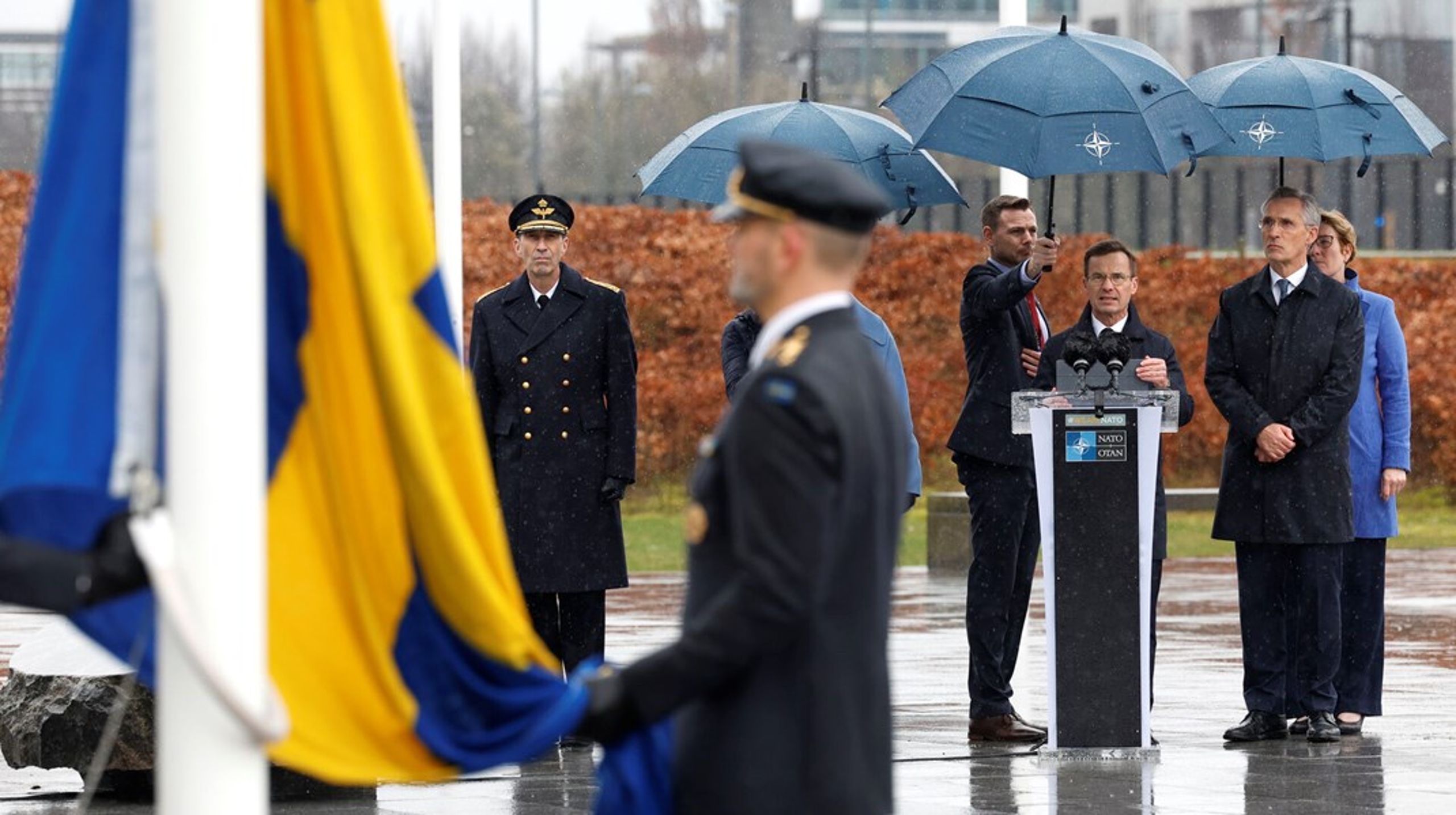 Sverige statsminister, Ulf Kristersson, deltog i ceremonien sammen med Natos generalsekretær, Jens Stoltenberg, da det svenske flag mandag blev hejst ved alliancens hovedkvarter.&nbsp;