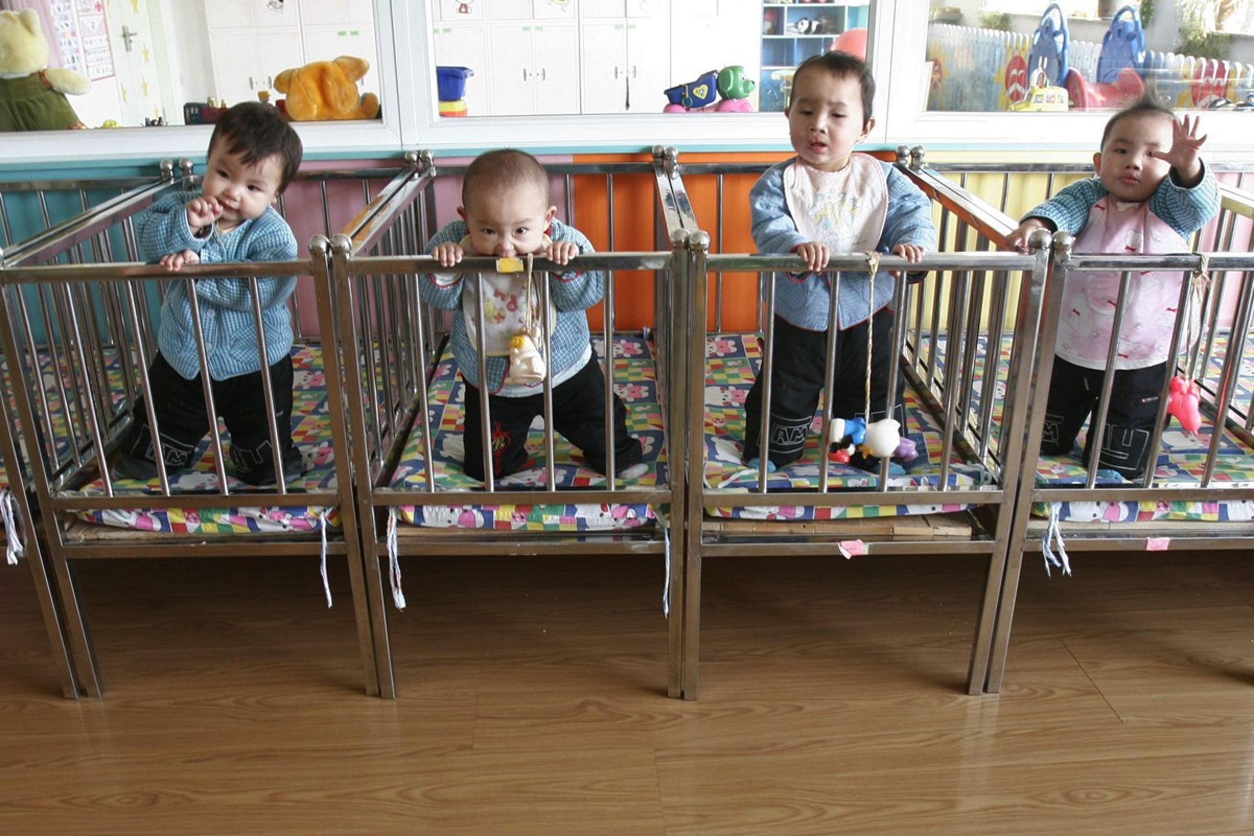 Kina har været et af de lande, som har givet flest børn væk til bortadoption. Her ses børn på et børnehjem i Shenyang i det nordøstlige Kina i 2007. Mange af&nbsp;børnene på hjemmet har været&nbsp;ramt af handicap, både milde og mere alvorlige.&nbsp;&nbsp;