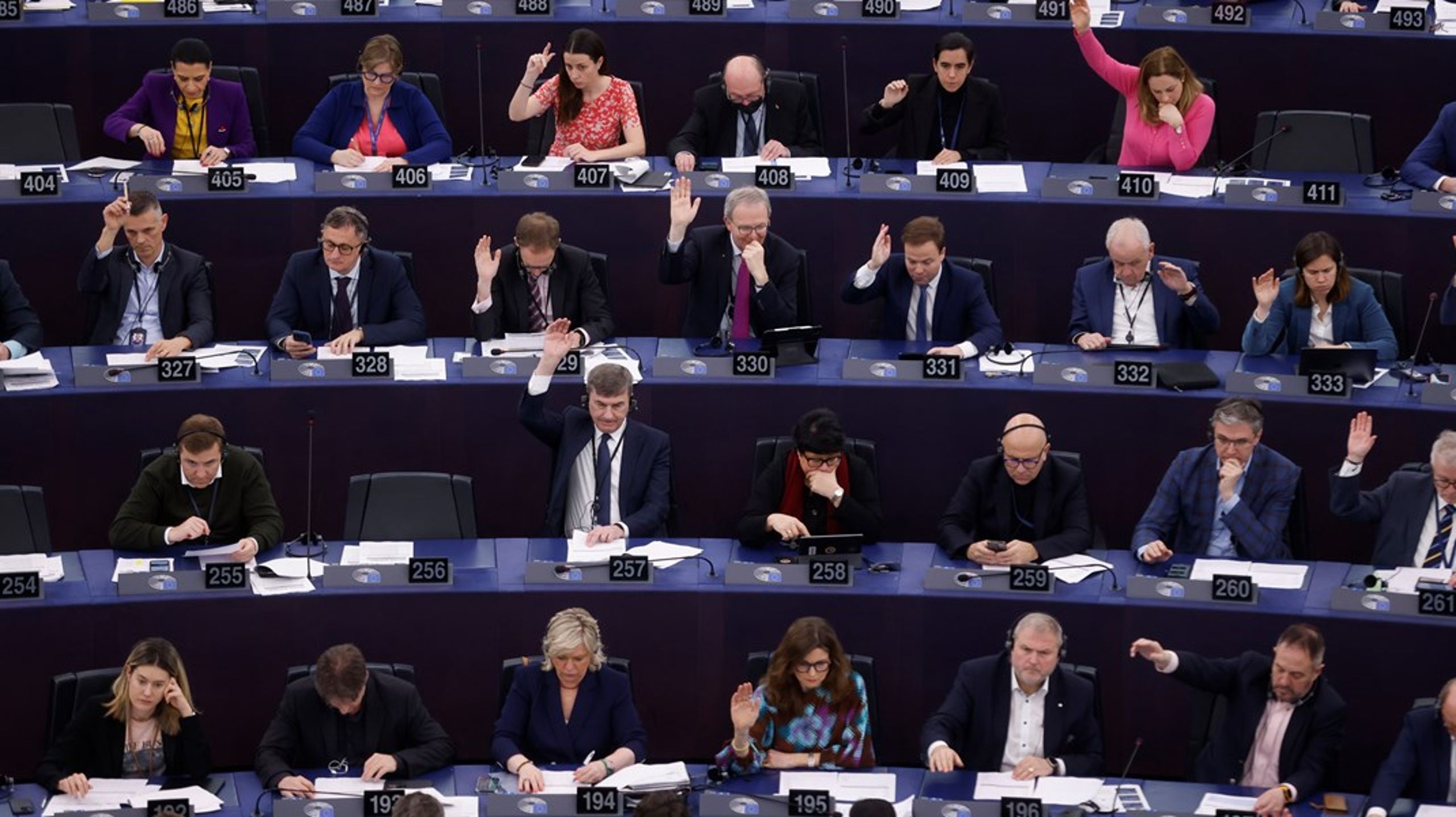Medlemmer af EU-Parlamentet stemmer her om Europas første regulering af kunstig intelligens. Den blev vedtaget med et stort flertal.