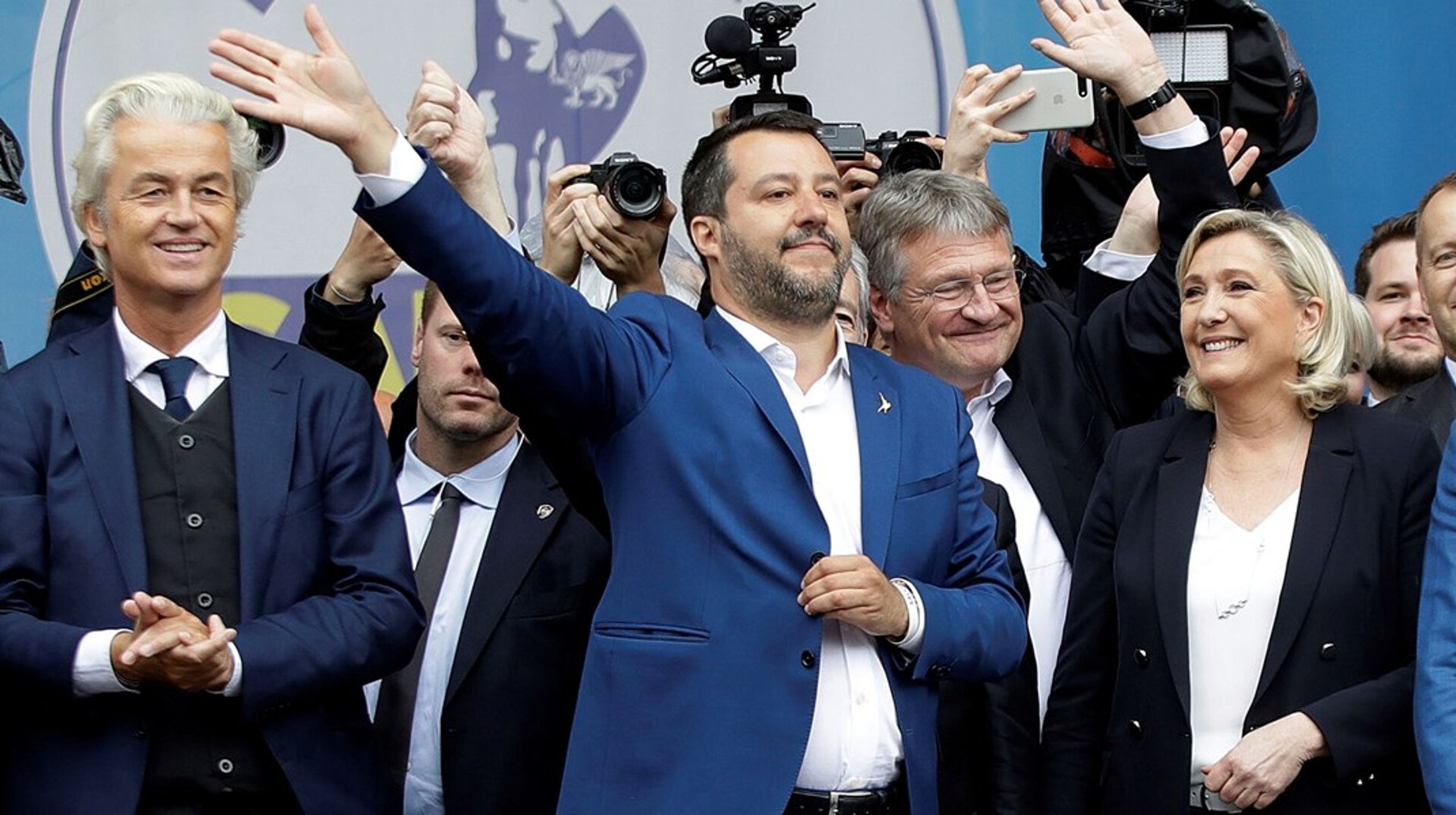 Ved sidste EU-valg i 2019 forsøgte lederen af italienske Lega, Matteo Salvini (i midten), at samle andre højrenationalistiske ledere som Hollands Geert Wilders og Frankrigs Marine Le Pen om en form for fælles kampagne. Dengang var Anders Vistisen fra DF også med, som man kan skimte i baggrunden yderst til højre.&nbsp;
