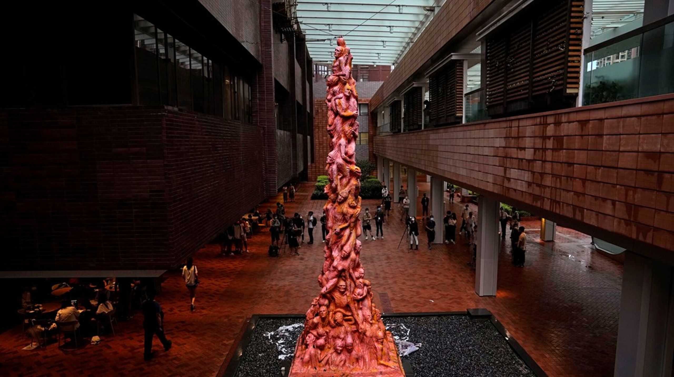 Den danske kæmpeskulptur "The Pillar of shame" er symbolet på den ytringsfrihed, som Hongkong efter aftale havde ret til som det eneste sted under kinesisk territorium. Men åbenhed og frihed er blevet til bitterhed og fængslinger, skriver Jens Galschiøt og Kira Marie Peter-Hansen.