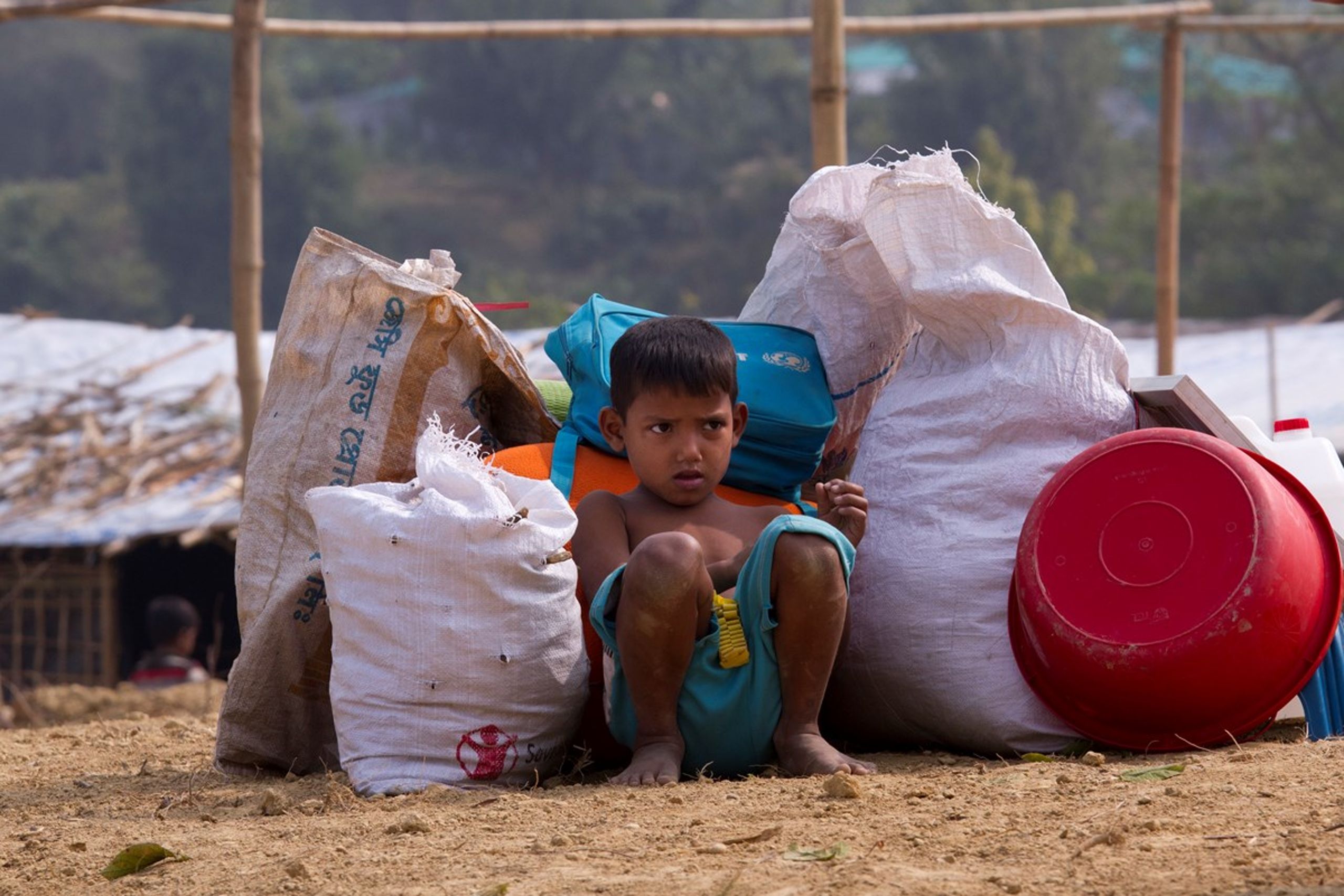 Verdens største flygtningelejr ved Cox's Bazar i Bangladesh huser op mod en milion flygtninge - fordrevne&nbsp;rohingyaer fra Myanmar. Over halvdelen af dem er børn. Sådanne situationer og steder har desværre stor tiltrækningskraft for mennesker med irreelle hensigter og skaber øget risiko for illegale adoptioner.&nbsp;