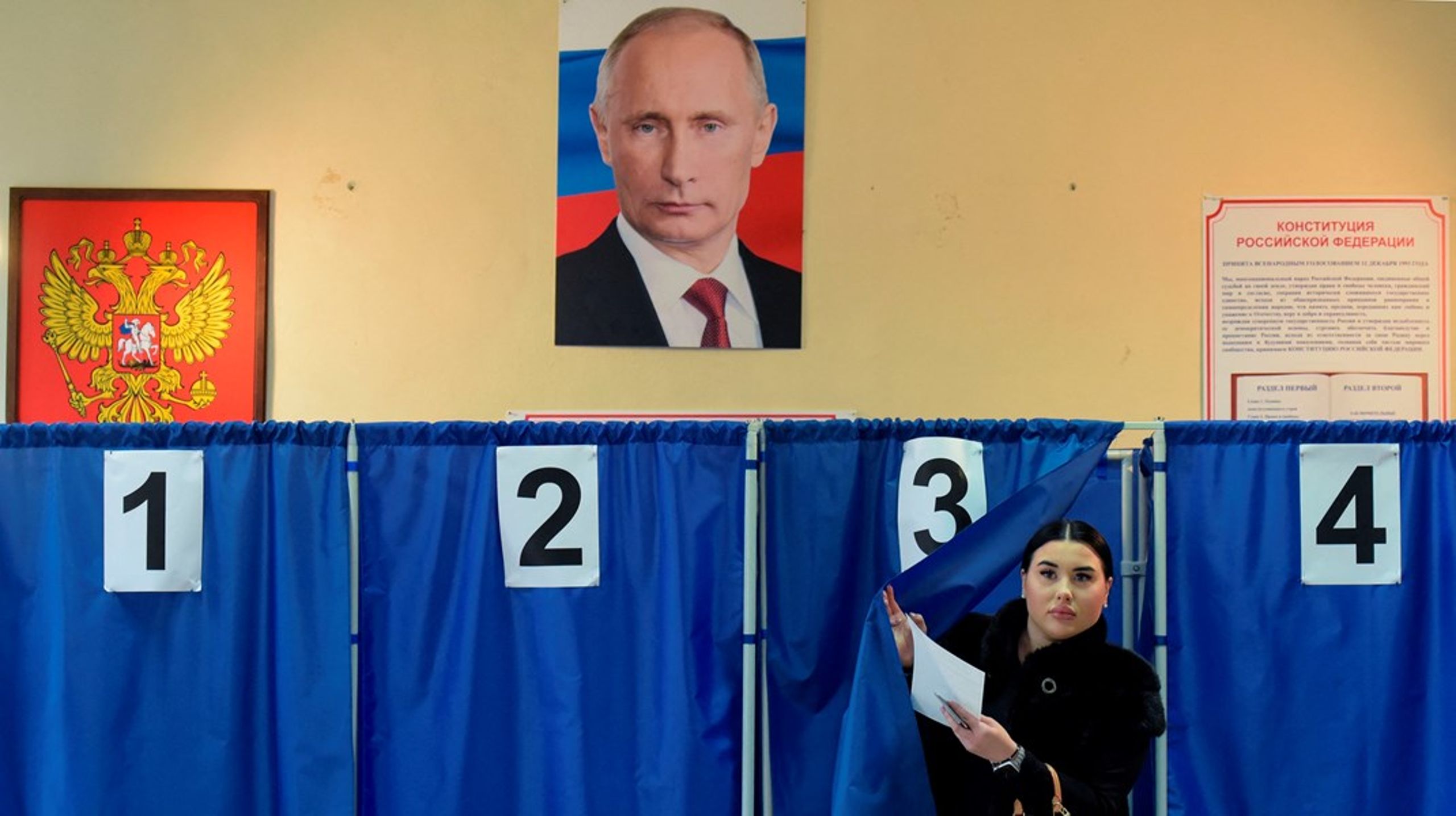 En kvinde stemmer ved det russiske præsidentvalg 16. marts i den russisk-kontrollede del af Ukraine.<br>