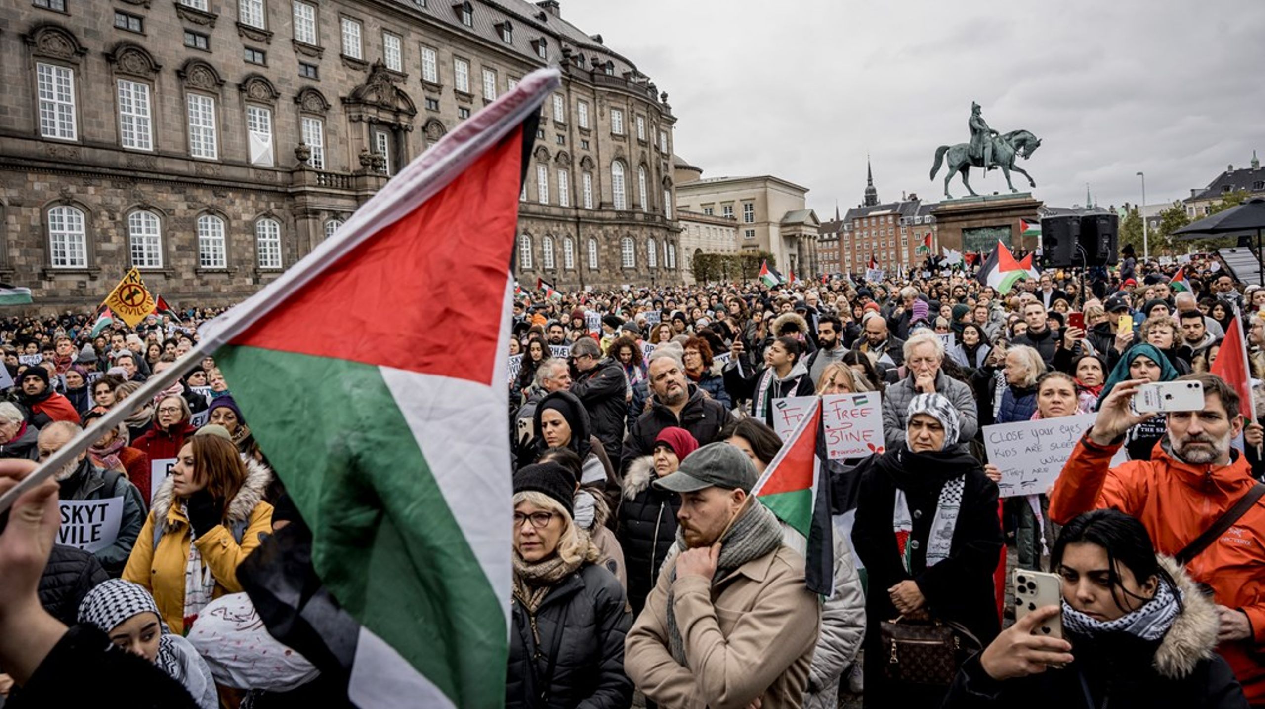 Det lykkedes Amnesty, MS og Care Danmark at mobilisere&nbsp;et stor antal danskere til demonstration mod krigen i Gaza i oktober 2023. Men selv en stor folkelig opbakning er ikke altid nok - og i det konkrete tilfælde, hvor tre organisationer vil have Danmark til at stoppe al eksport af våbendele til Israel er organisationerne gået skridtet videre og lægger sag an mod den danske stat.&nbsp;