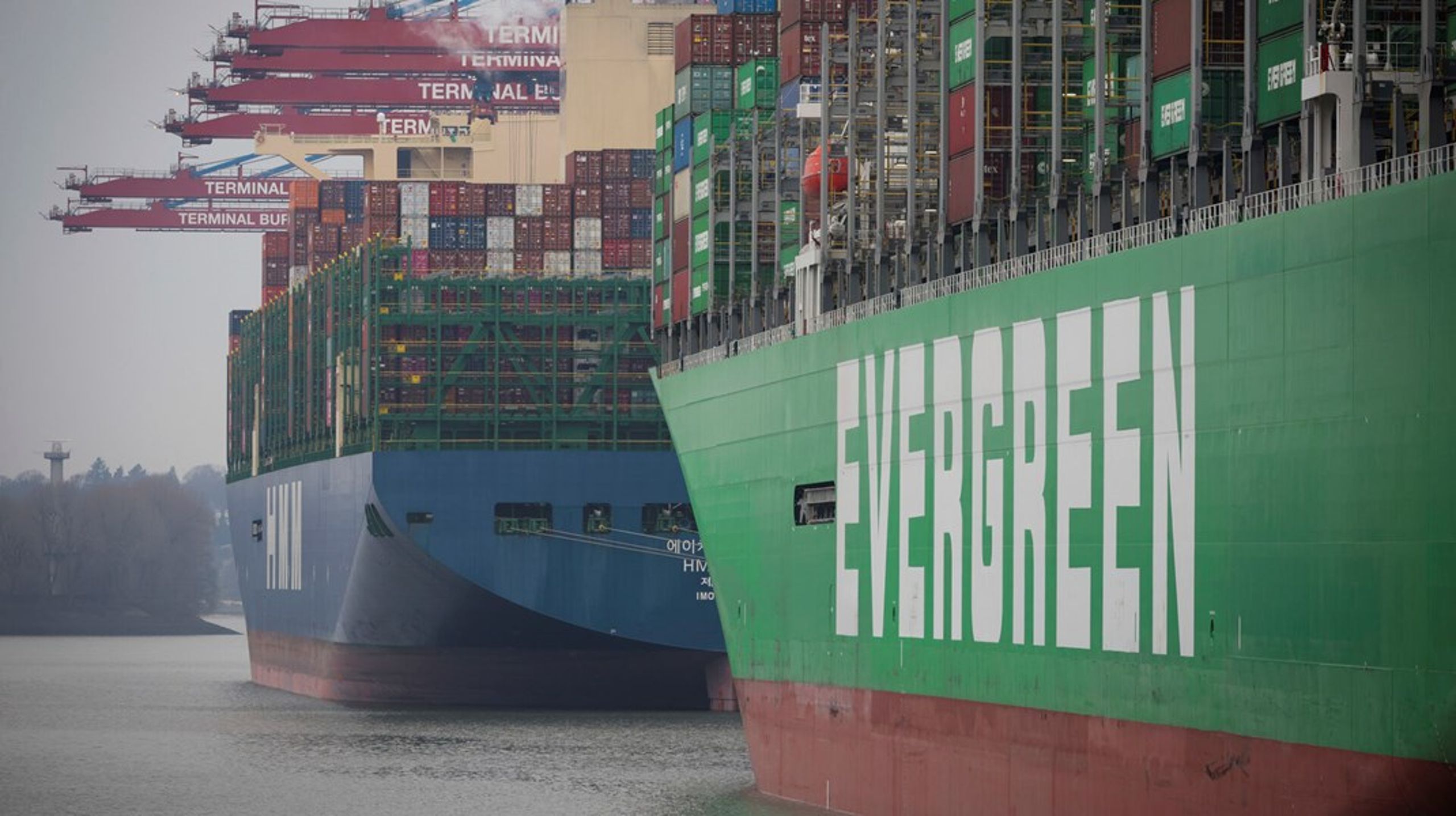 Shippingbranchen er én af verdens største udledere af klimaskadelige
drivhusgasser. Sektoren står alene for cirka to til tre procent af de globale
udledninger, men transporterer samtidig cirka 90 procent af verdenshandlen.