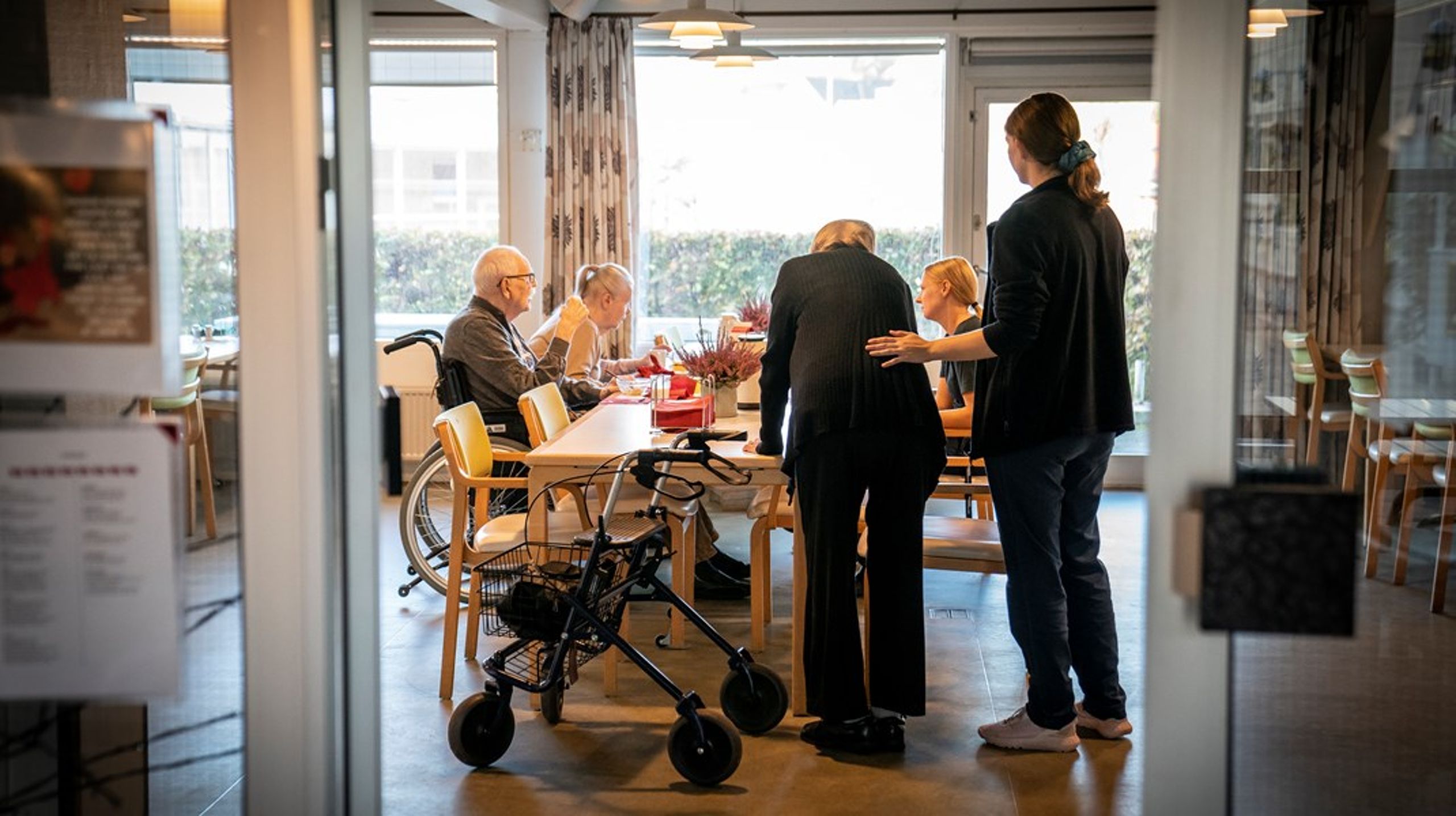 Kommunerne skriger på medarbejdere til ældresektoren, men skærer alligevel i personalet. Det hænger ikke&nbsp;sammen, at Danmark skærer i velfærden, selvom økonomien er bomstærk, skriver Elisa Rimpler, Gordon Ørskov Madsen m.fl.