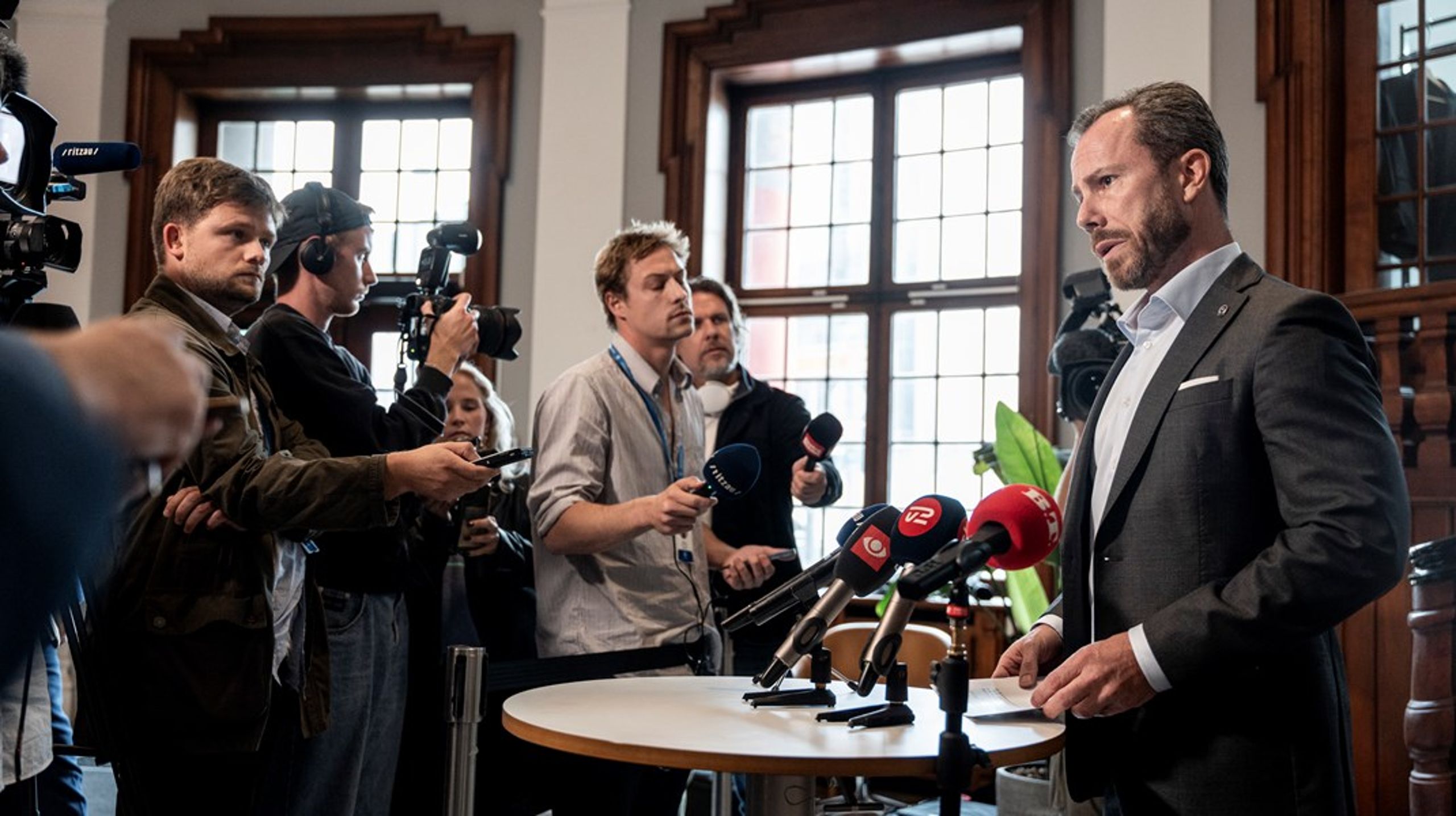 Altingets grundige afsløringer i våbensagen er en del af bagtæppet for den nye og femte bog i serien om journalisten Ulrik Torp og dansk politik, skriver Jakob Nielsen.