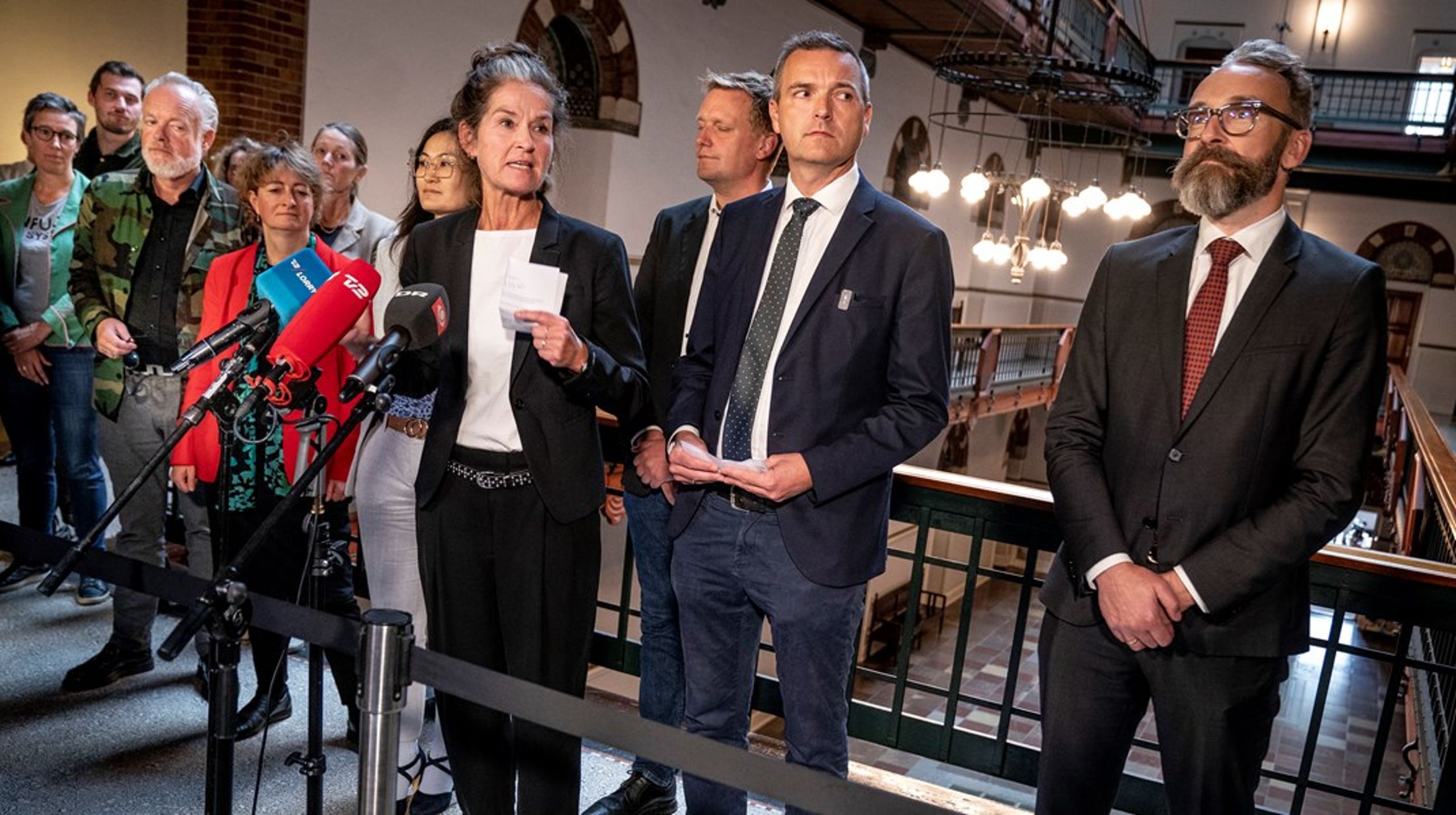 Enhedslistens socialborgmester Karina Vestergård Madsen flankeret af Konservatives leder på rådhuset Jakob Næsager ved præsentation af budgetaftalen i 2022.