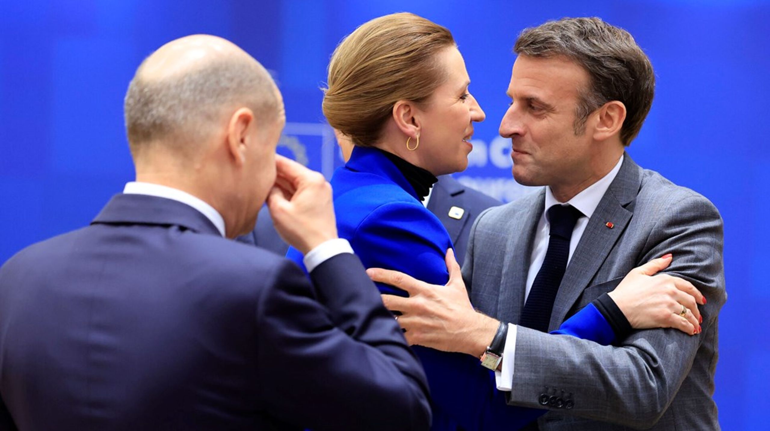 Statsminister Mette Frederiksen (S) hilste hjerteligt på både Tysklands kansler, Olaf Scholz, og Frankrigs præsident, Emmanuel Macron, under topmødet i Bruxelles.