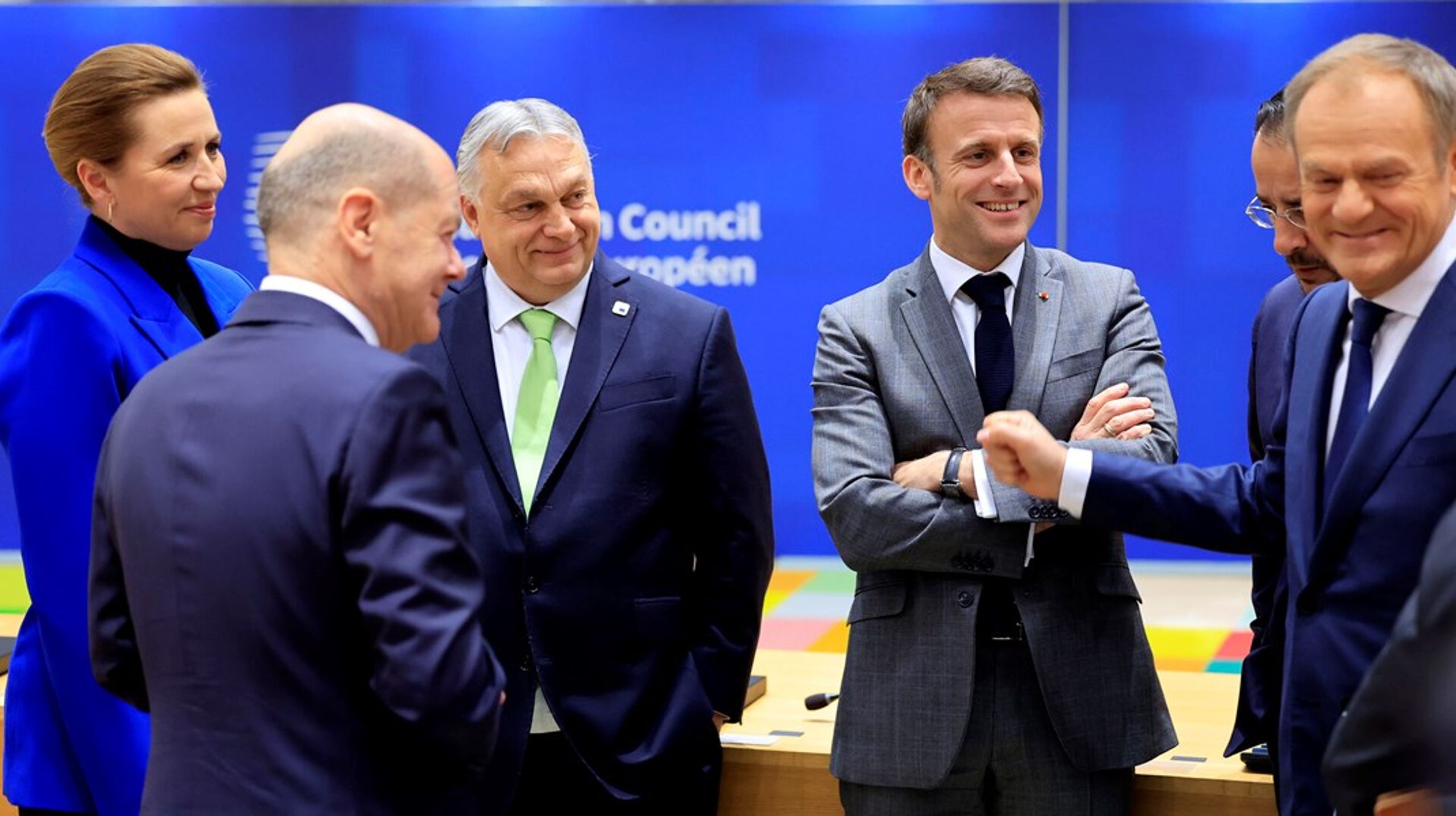 Statsminister Mette Fredseriksen (S) i samtale med Tysklands kansler, Olaf Scholz, Ungarns leder, Viktor Orbán, Frankrigs præsident, Emmanuel Macron, og Polens regeringschef, den tidligere EU-rådsformand Donald Tusk.