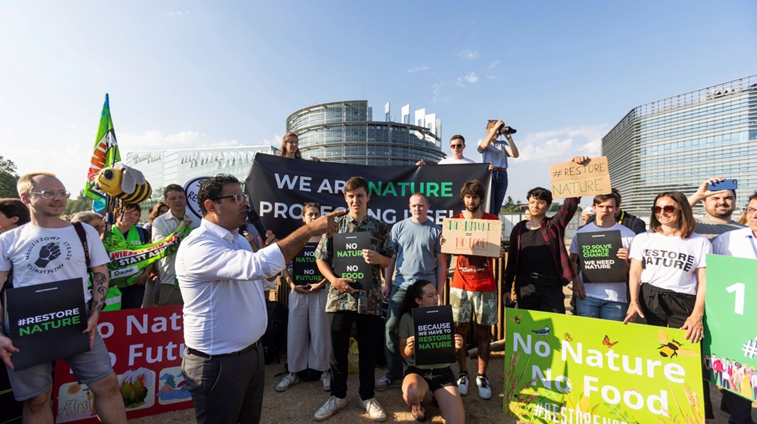EU's naturgenopretningslov har vakt store følelser. Her demonstrerer aktivister til støtte for loven, da loven var genstand for debat i Europa-Parlamentet i Strasbourg.