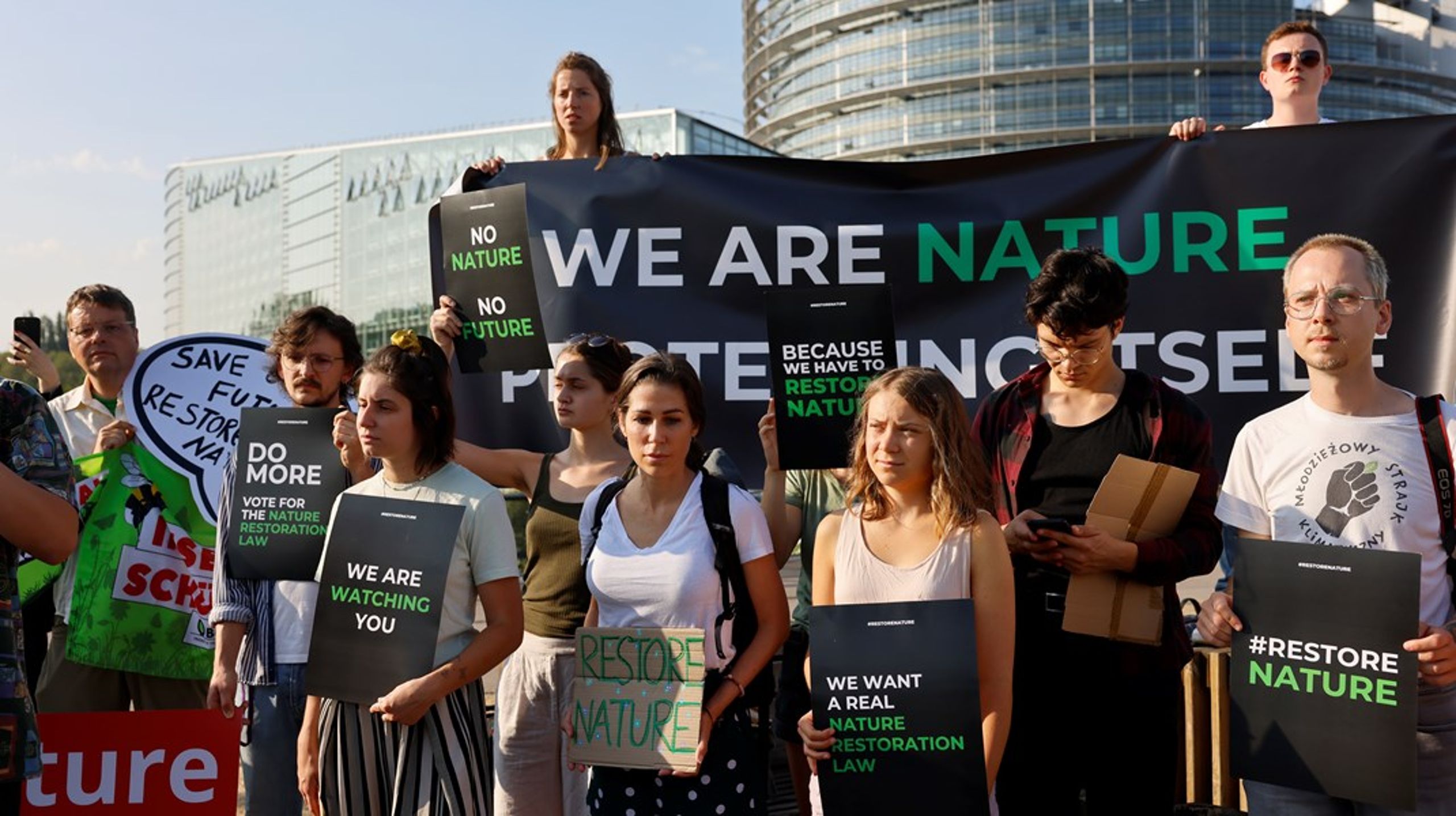 Demonstration foran Europa-Parlamentet i Strasbourg, hvor demonstranter - med svenske Greta Thunberg i spidsen - advokerer for naturgenopretningsloven. Arkivfoto.