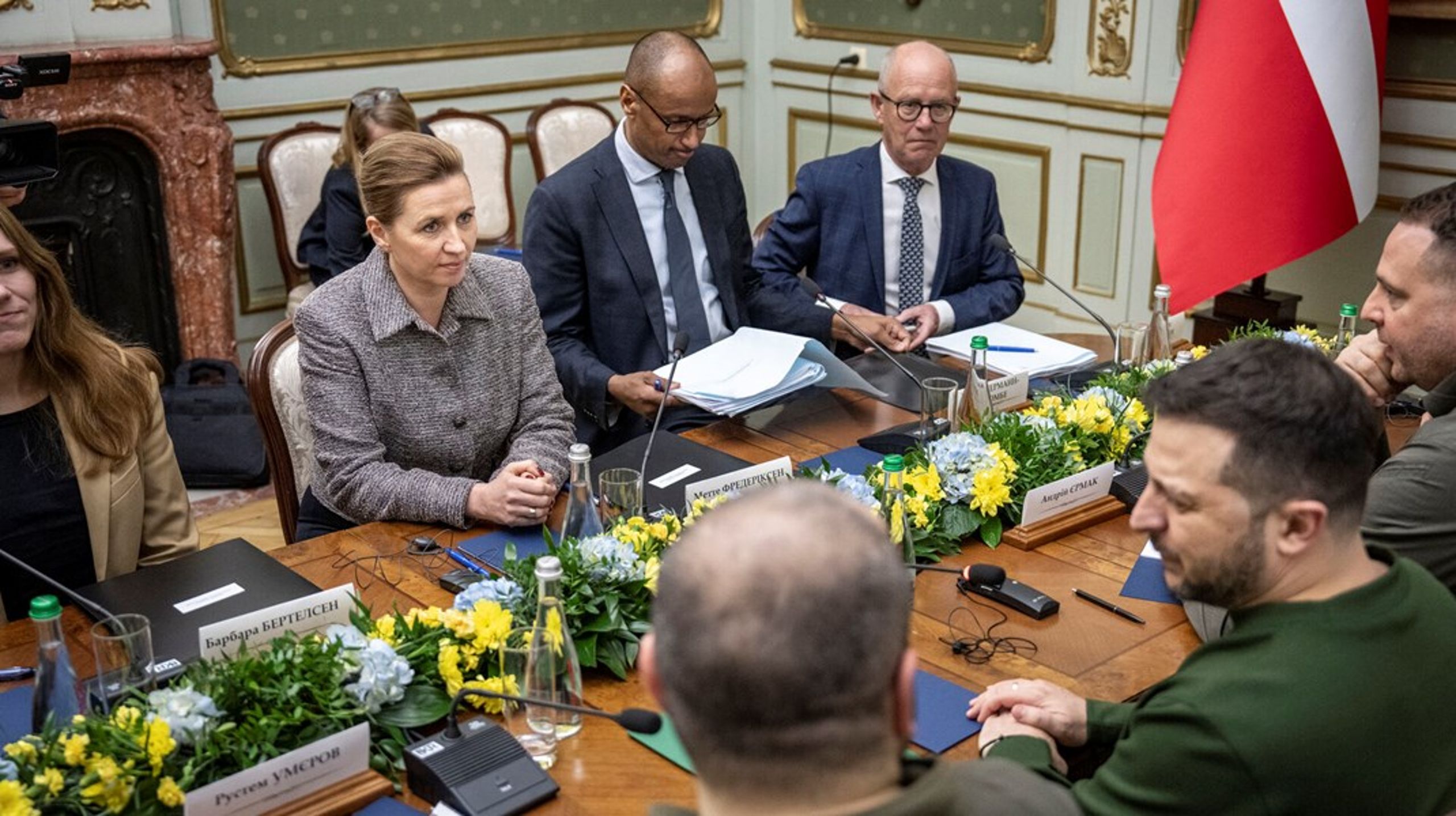 Jean Ellermann-Kingombe er manden med brillerne&nbsp;til højre for statsminister Mette Frederiksen. Billedet er fra et møde med Ukraines præsident Volodymyr Zelenskyj i Lviv i februar i&nbsp;år.