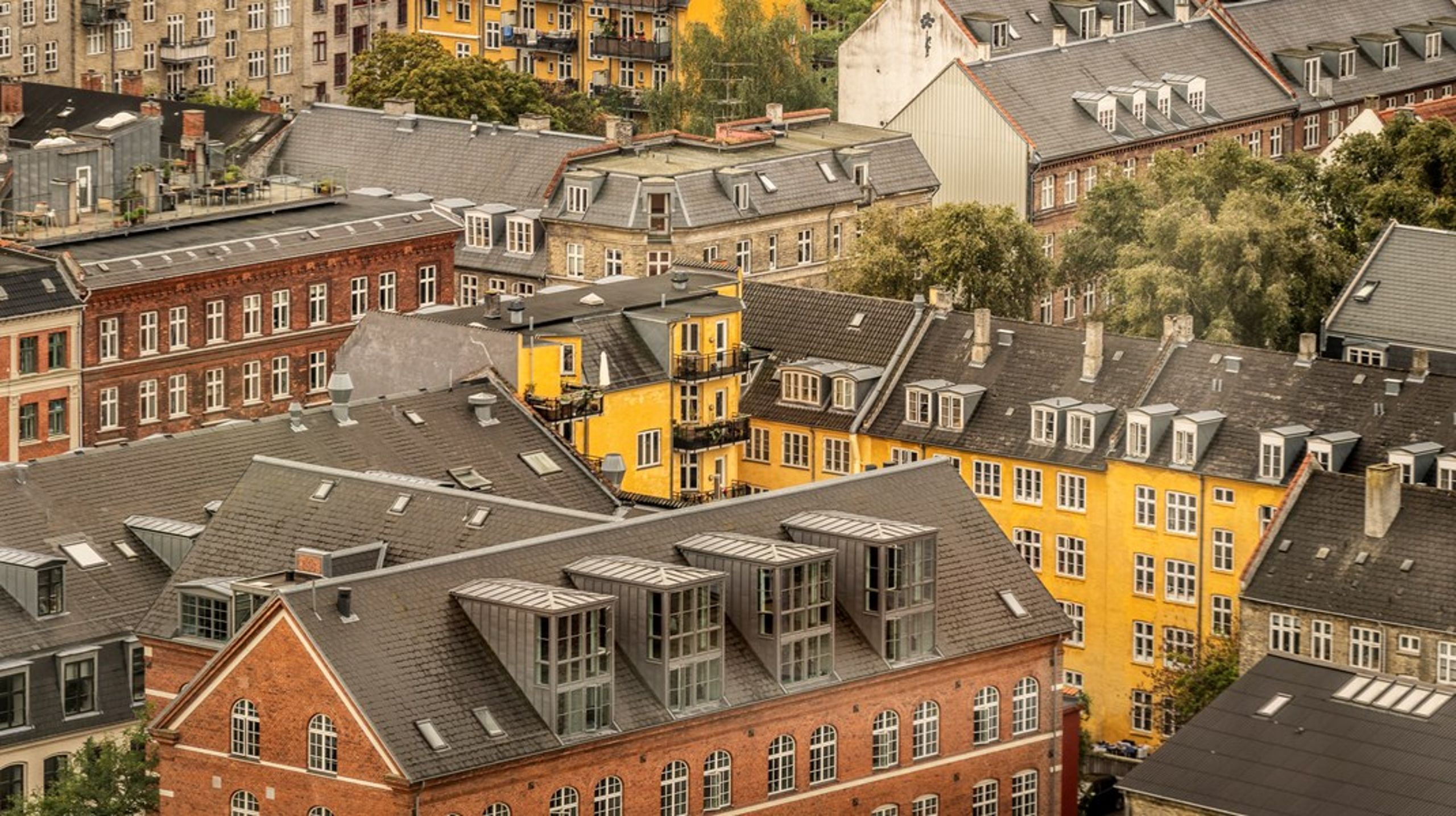 De samfundsændringer, som berøres i bogen, er hver især brikker til at forstå det samlede billede af, hvorfor vi i dag står med et københavnsk boligmarked, hvor det er svært at få en betalelig bolig, skriver Helene Toxværd.<br>