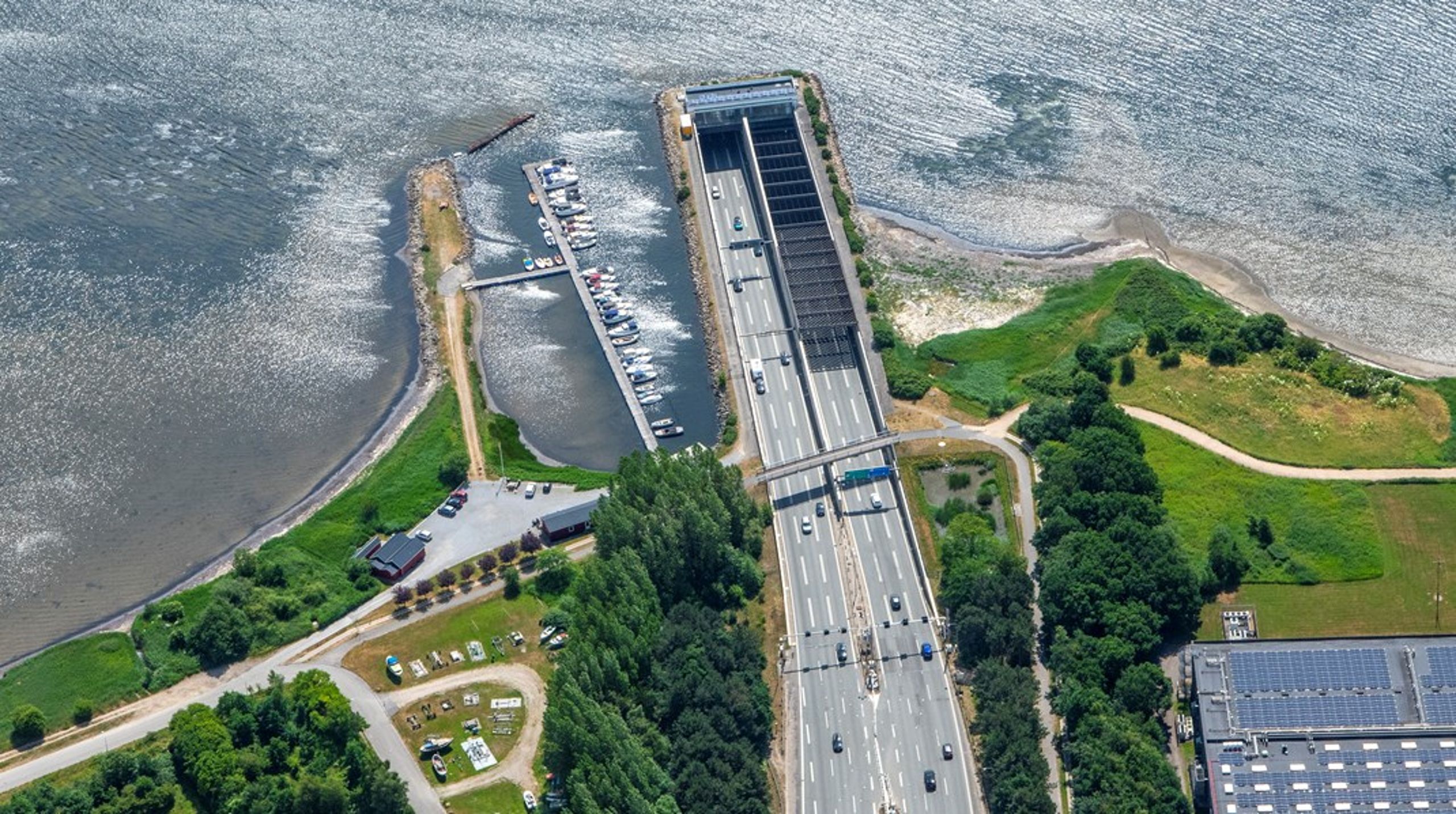 En nyt rør øst for den eksisterende Limfjordstunnel kan være mindst lige så gavnlig for trængslen som regeringens Egholmlinje, mener lektor.&nbsp;