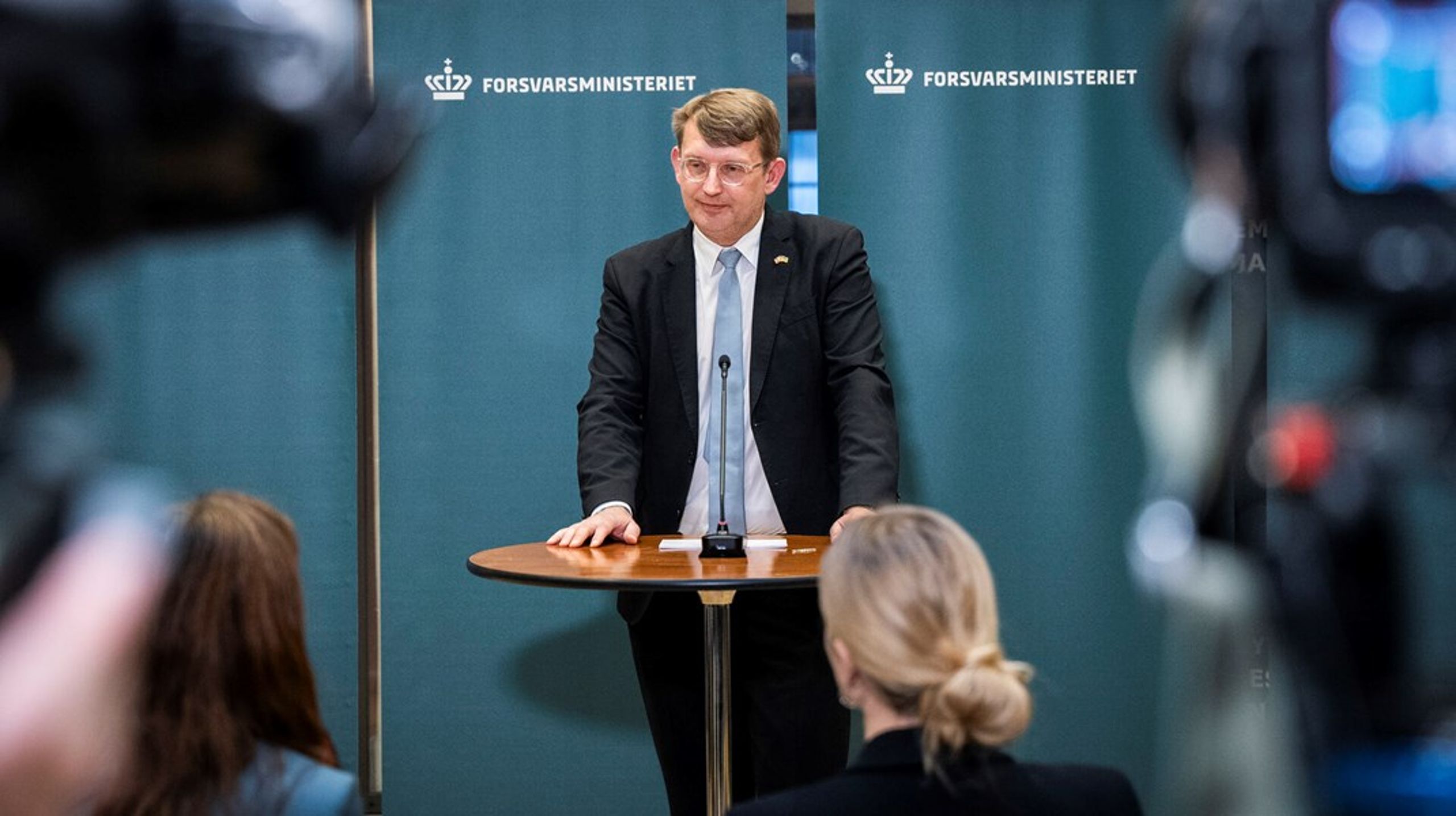 Forsvarsminister Troels Lund Poulsen tonede onsdag frem på et pressemøde, hvor han blandt andet meddelte, at han ikke længere havde tillid til forsvarschef Flemming Lentfer.&nbsp;