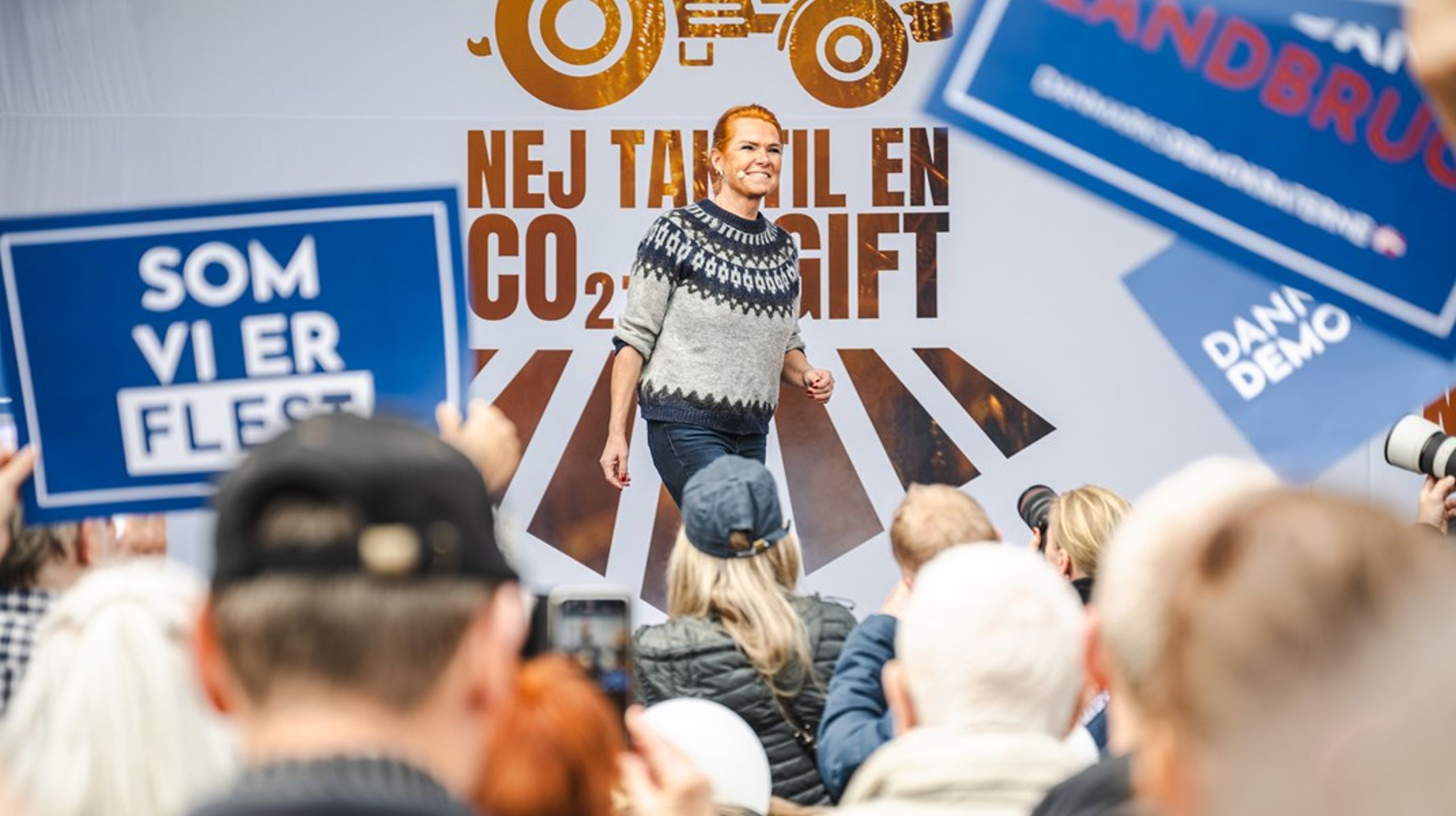 Som det eneste parti på Christiansborg er Danmarksdemokraterne med Inger Støjberg i spidsen principielle modstandere af en CO2-afgift på landbruget. Lørdag markerede partiet sin kamp med to "CO2-rallys" i henholdsvis Jylland og på Sjælland.