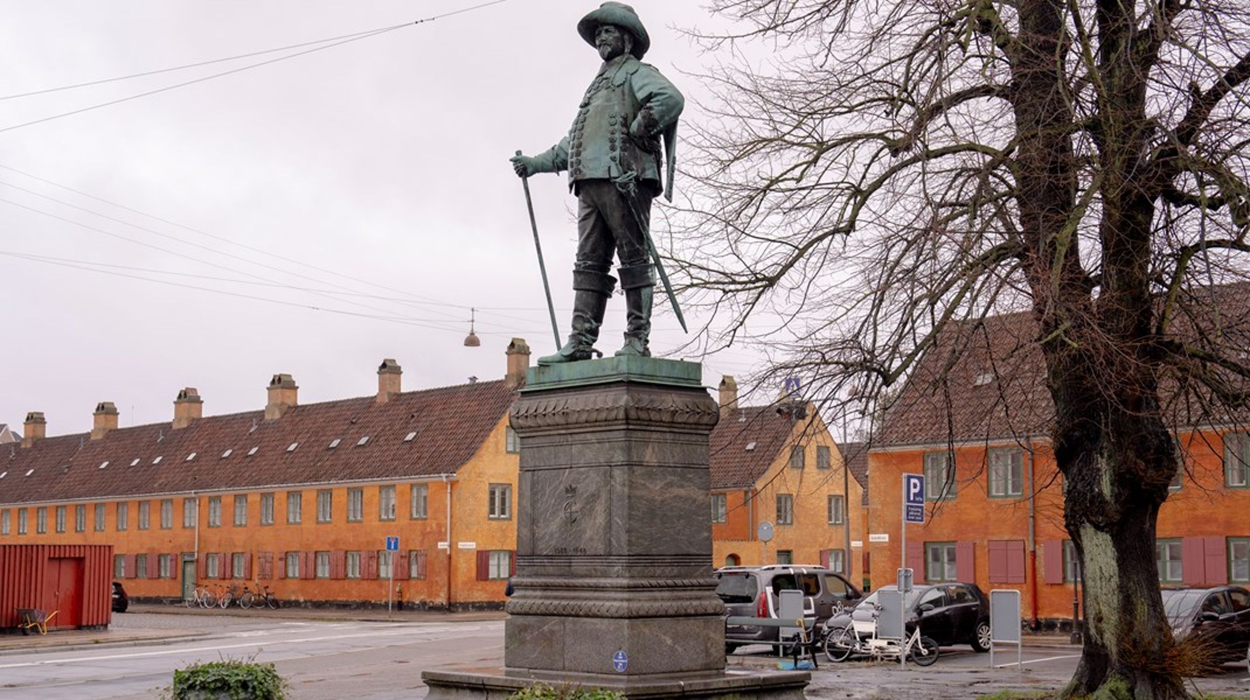 Restaurering af&nbsp;Nyboders Gule Stokke blev næsten dobbelt så dyrt som oprindeligt forventet. Her ses desuden statuen af Christian 4., der i 1600-tallet tog initiativ til at opføre husene til ansatte i flåden.&nbsp;