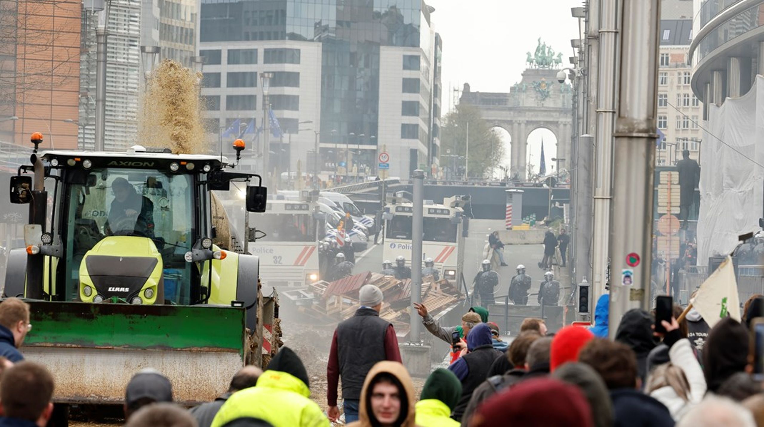 Traktorerne er rykket helt ind i EU's magtcentrum i Bruxelles. Landmændene er blandt andet bekymrede over høje brændstofpriser, faldende landbrugspriser, import af billige landbrugsprodukter fra lande uden for EU og grønne krav.