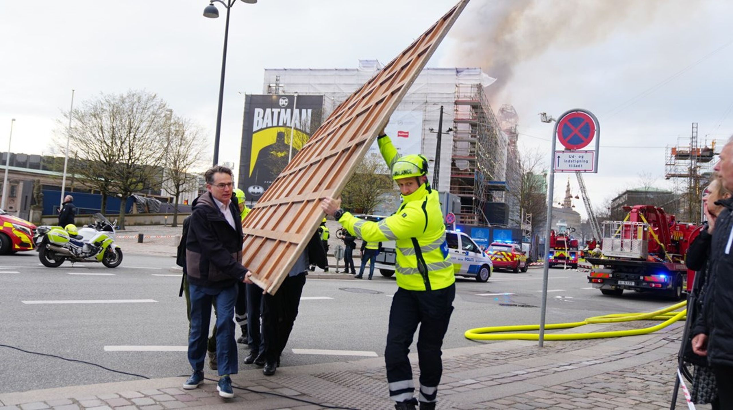 Dansk Erhvervs administrerende direktør, Brian Mikkelsen, hjælper med at bære et maleri ud fra Børsen, der er gået i brand.