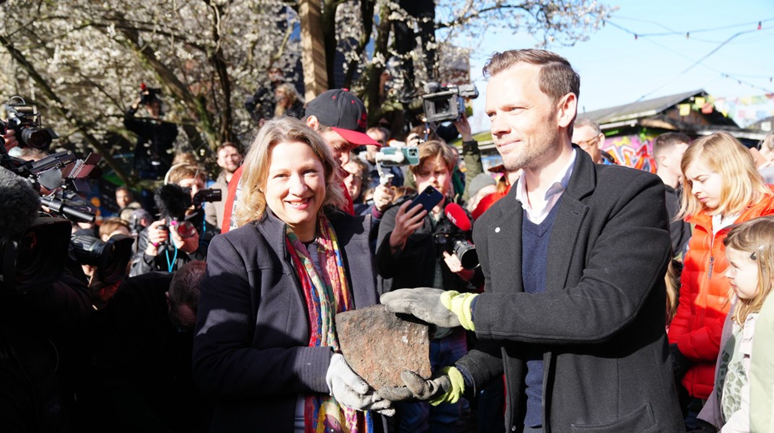 Overborgmester Sophie Hæstorp sammen med justitsminister Peter Hummelgaard under opgravningen af Pusher Street tidligere på året.&nbsp;