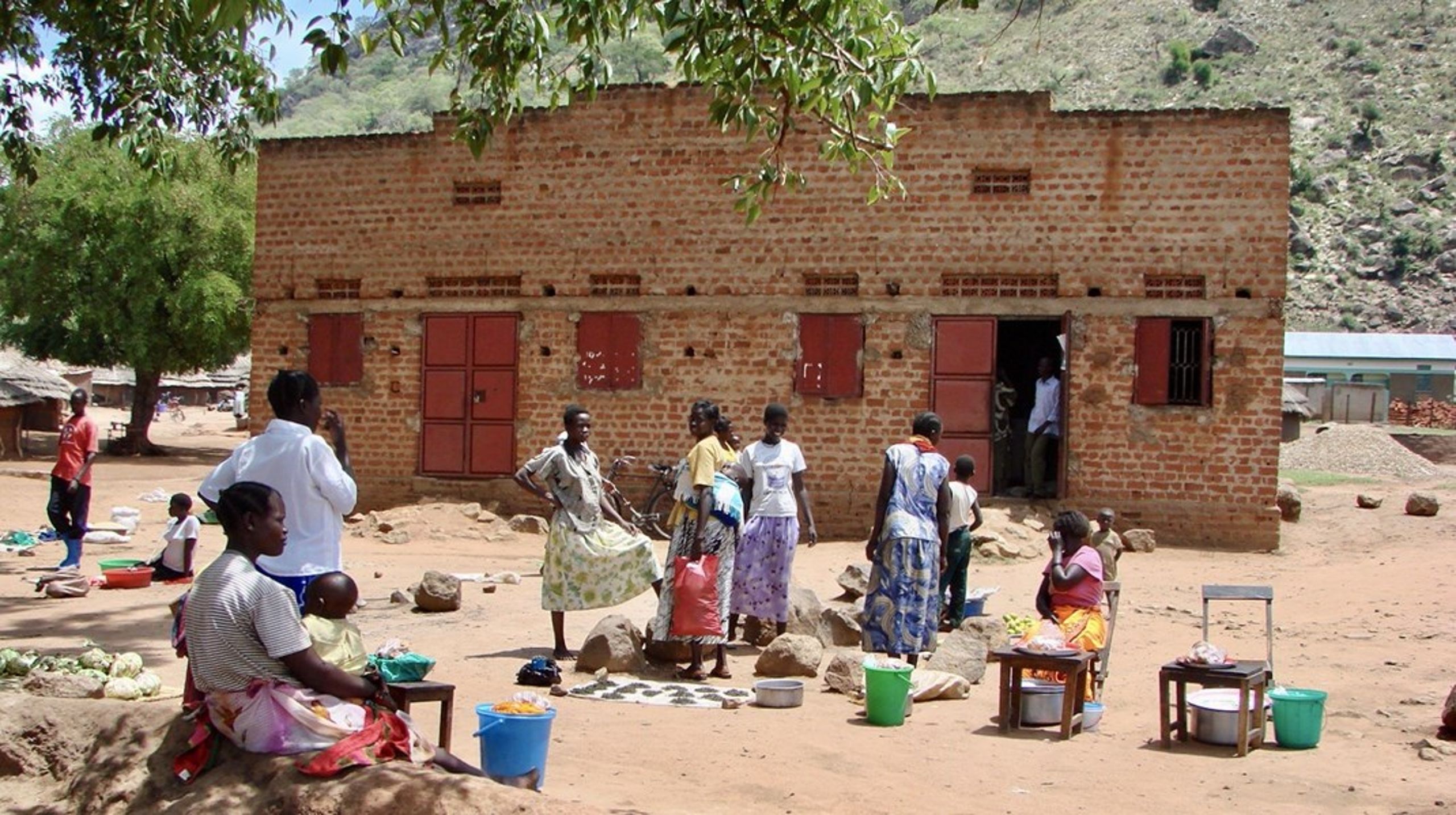 <div>I et land med massiv fattigdom og arbejdsløshed er du stort set chanceløs, hvis du ikke har forbindelser de rigtige steder, skriver Knud Vilby. På billedet forsøger unge kvinder at sælge, hvad de kan, i det nordlige Uganda.<br></div>