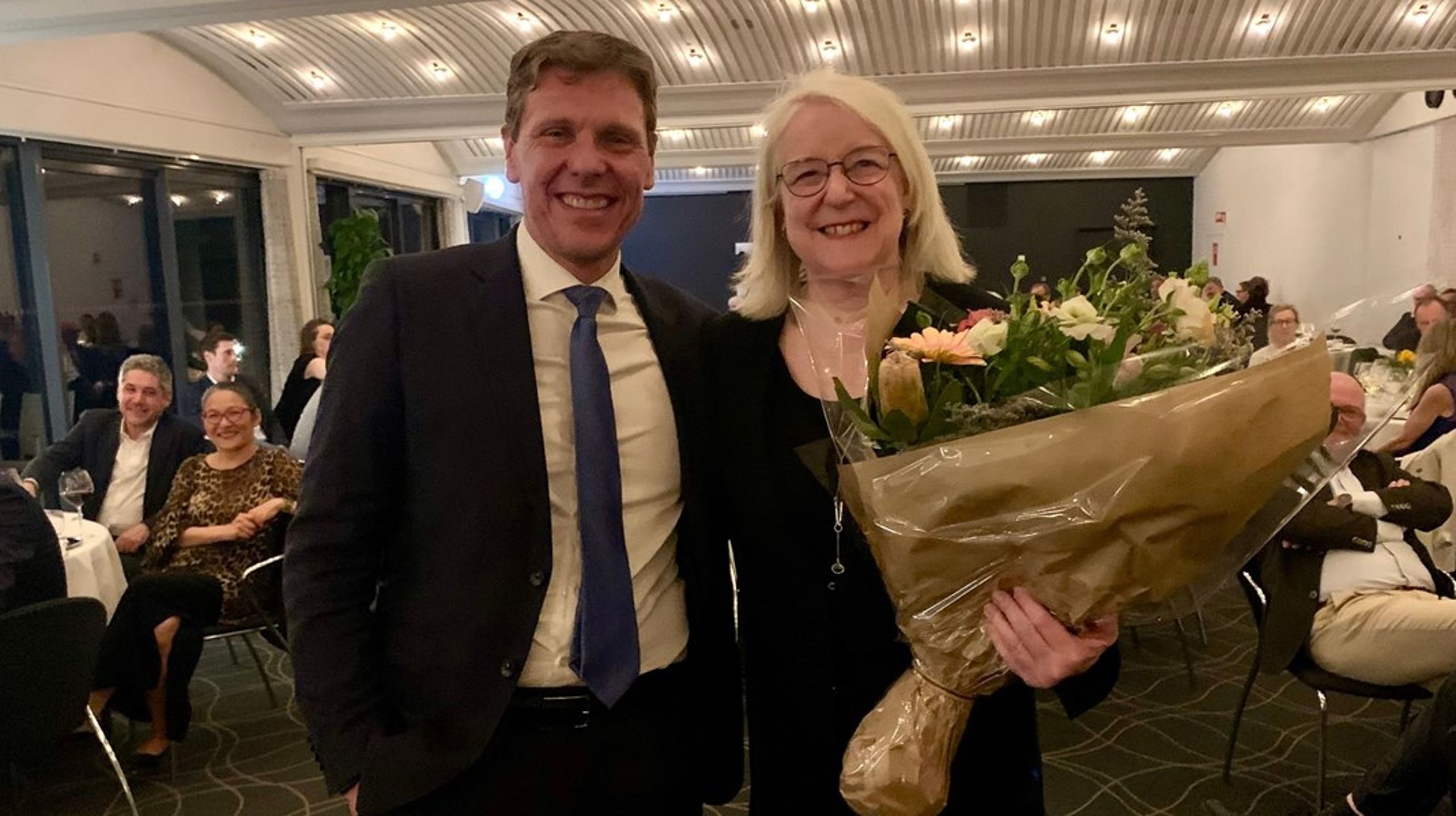 Advokat&nbsp;Anne Birgitte Gammeljord får overrakt Advokatsamfundets Fonds hæderspris af formand for Advokatrådet, Martin Lavesen.