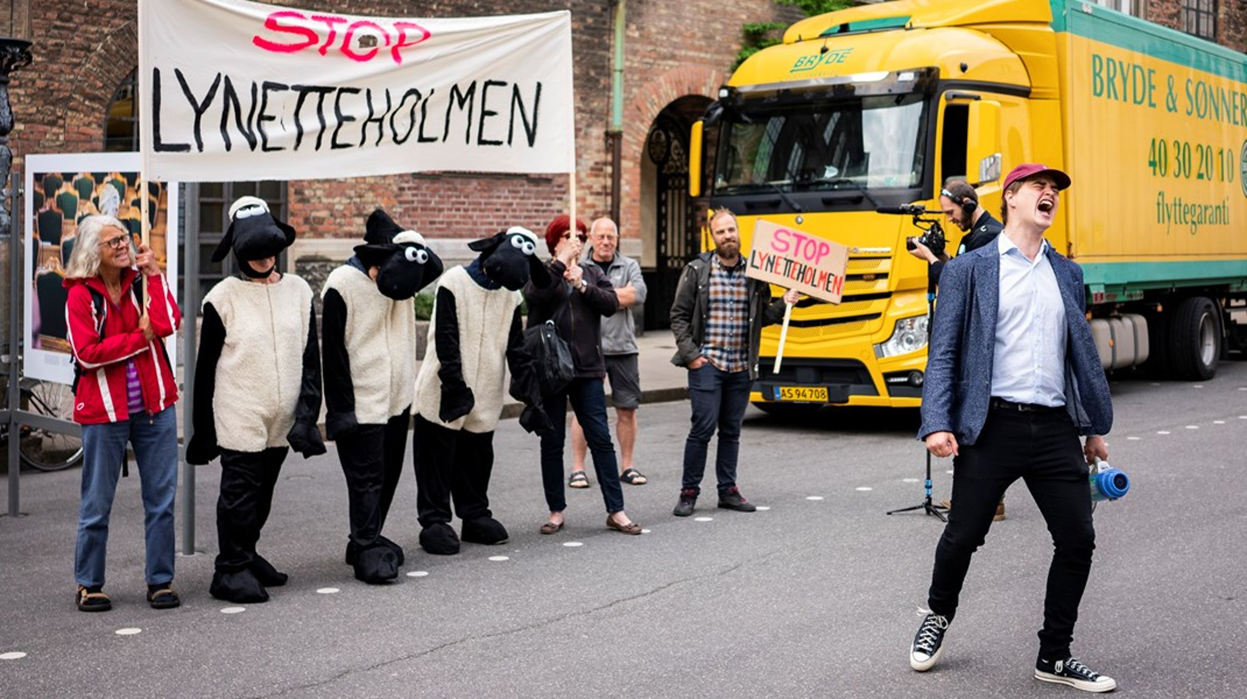 Modstandere af Lynetteholm demonstrerer i Rigsdagsgården foran Christiansborg.&nbsp;