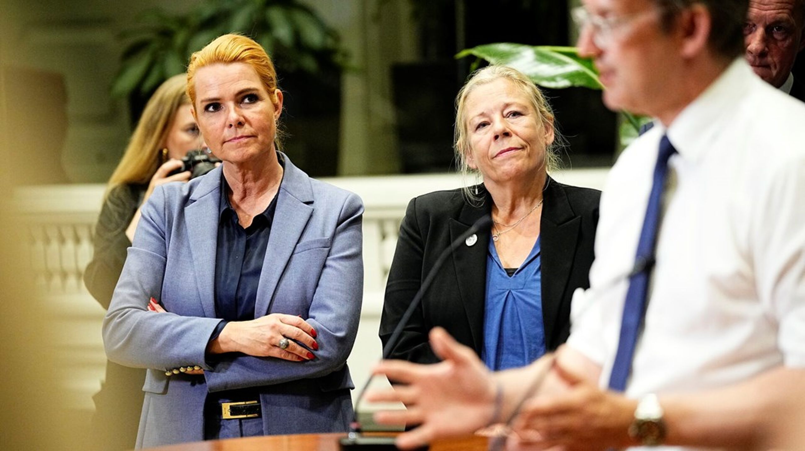 Danmarksdemokraternes formand Inger Støjberg (t.v) og forsvarsordfører Lise Bech (i midten) lyttede, da forsvarsminister Troels Lund Poulsen (t.h.) den 28. juni sidste år præsenterede det nuværende forsvarsforlig.