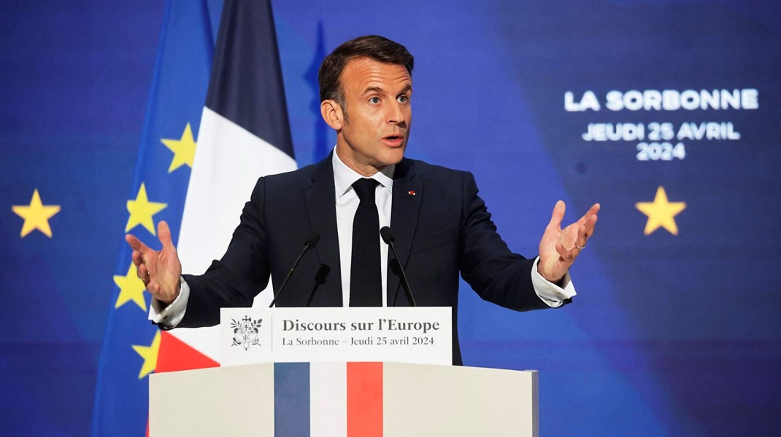 Den franske præsident har udsigt til et europaparlamentsvalg i juni, hvor meningsmålingerne lover en knusende sejr til Marine Le Pens højrenationalister.