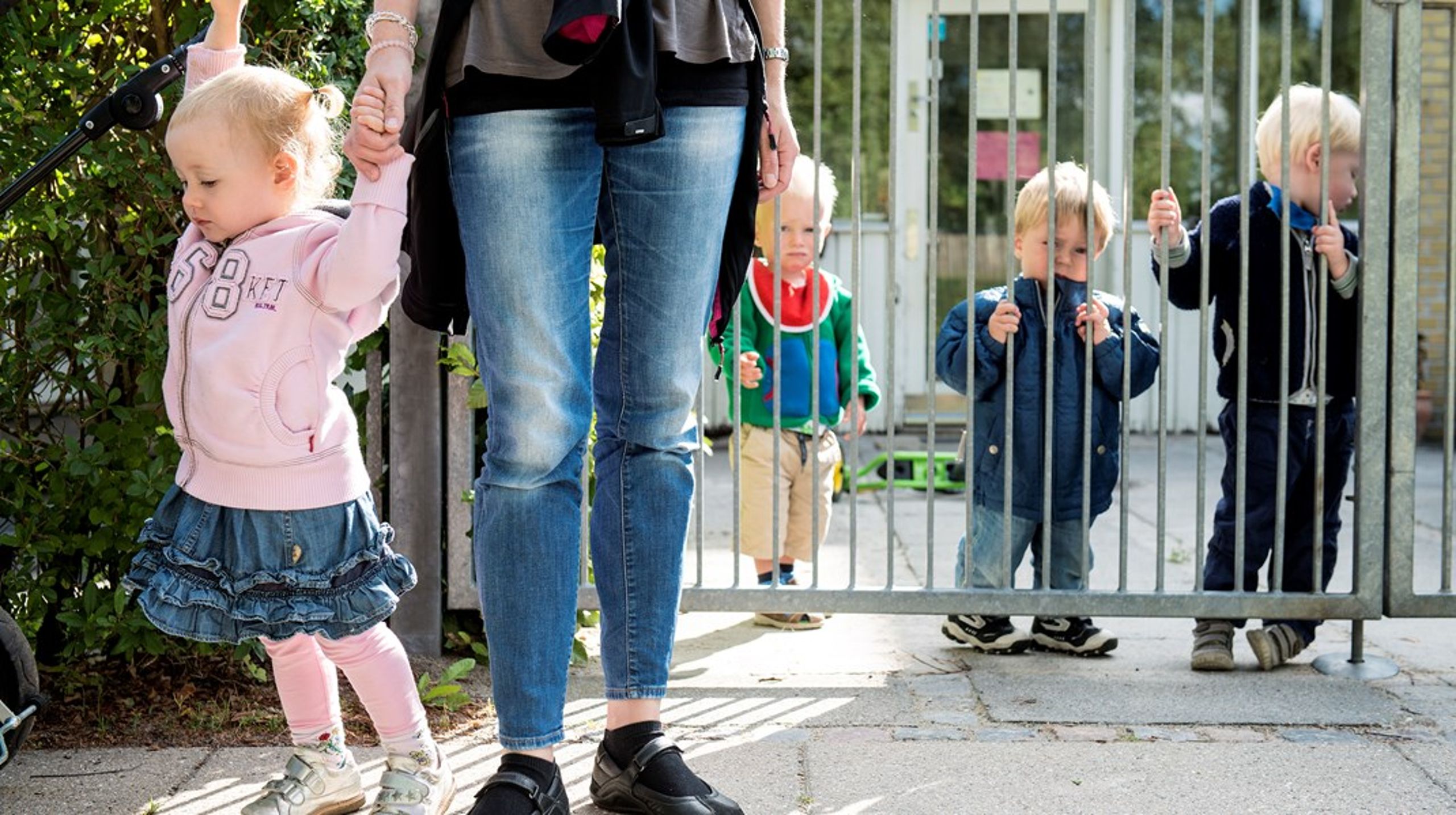 Børnefamilier i Danmark har ret til frit at vælge en privat børnehave eller vuggestue fremfor de kommunale daginstitutioner. Netop derfor skal tilskuddet til private dagtilbud hæves, når kommunale pædagogers løn stiger, skriver Claus Thykjær.