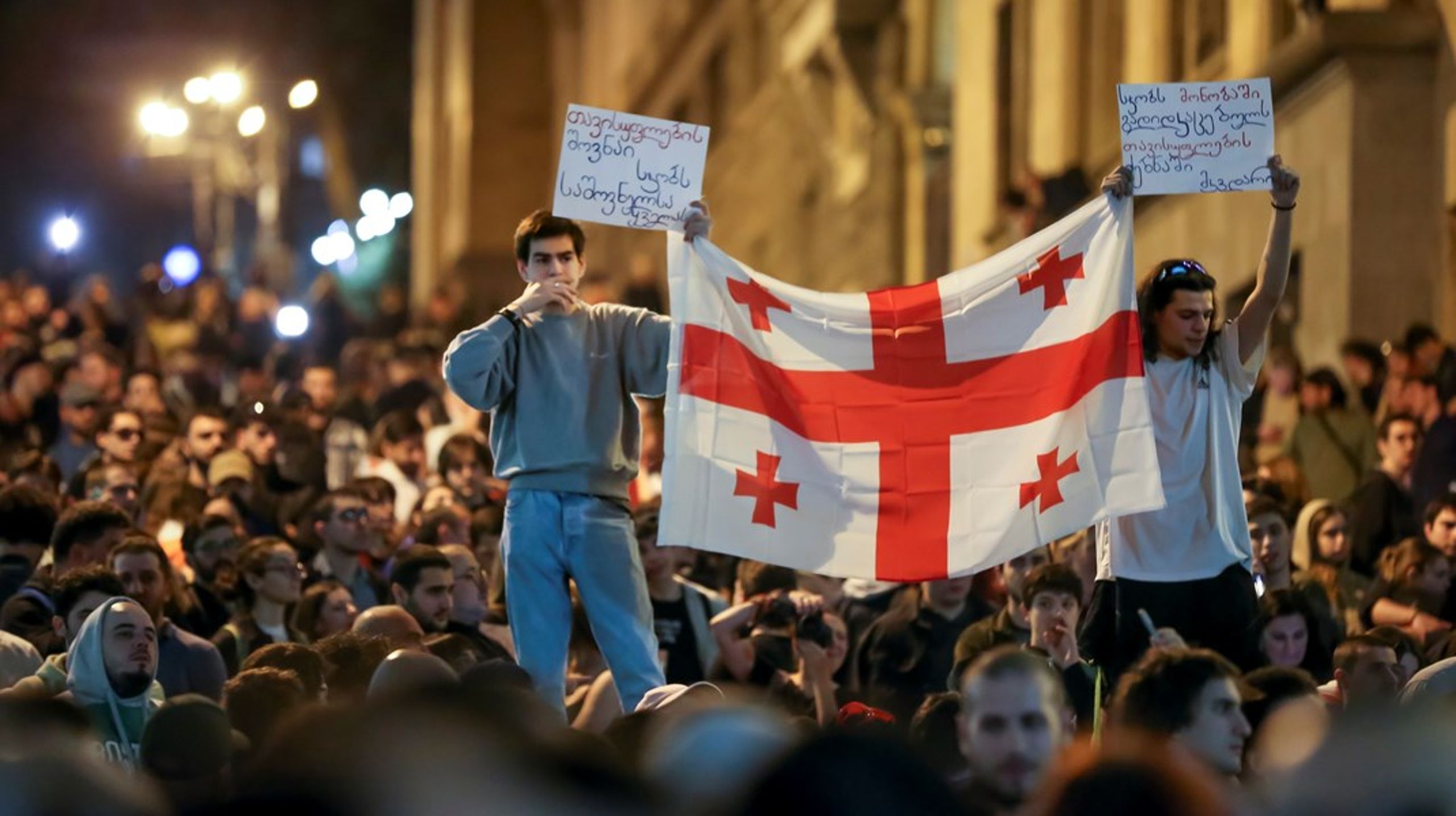 Det georgiske regeringsparti, Georgiens Drøm, måtte sidste år opgive at få vedtaget en lignende lov på grund af store folkelige protester, skriver&nbsp;Jørgen Staun.