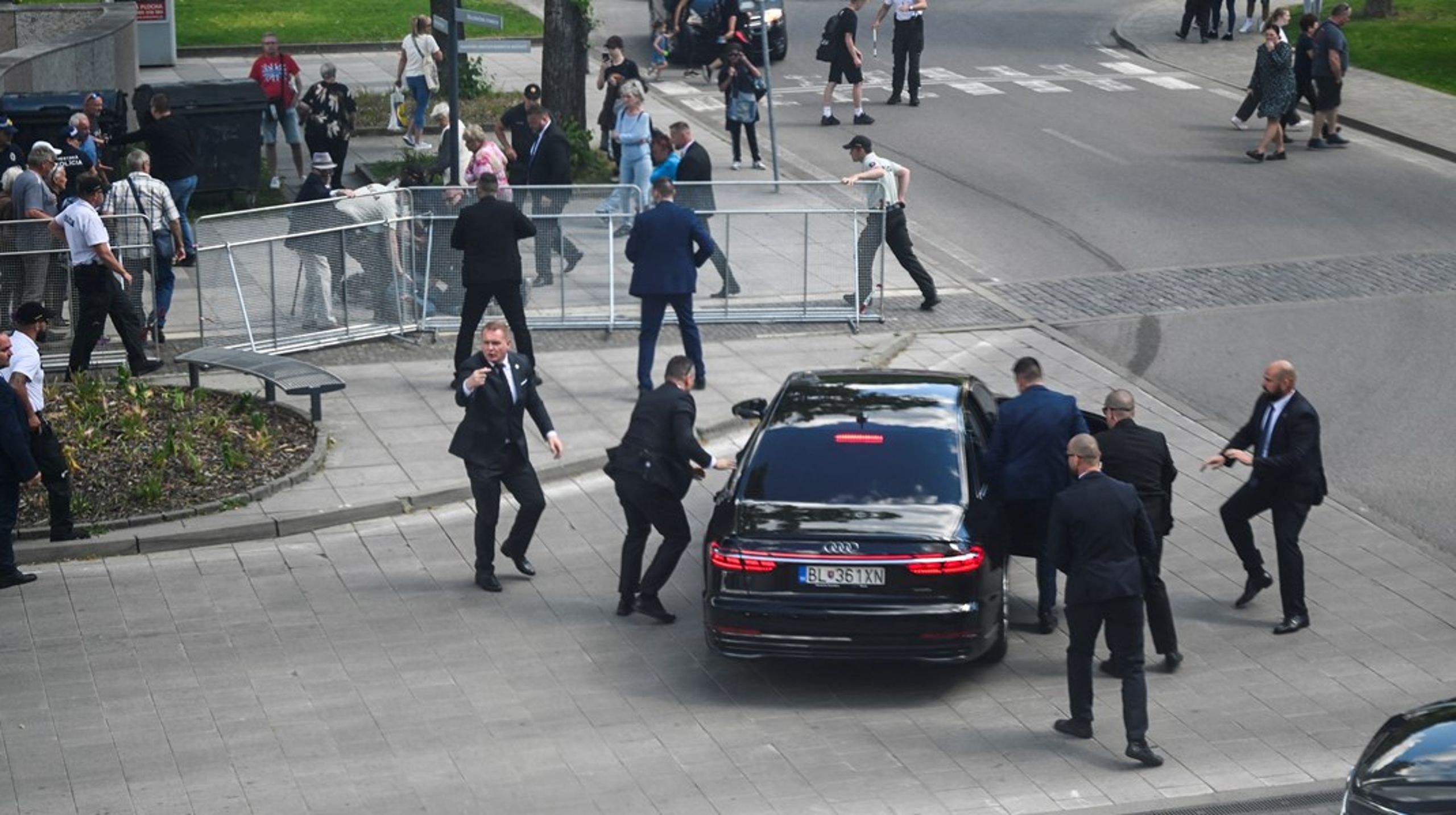 Slovakiets premierminister Robert Fico er blevet skudt. Han bliver her ført væk af sine sikkerhedsvagter efter skyderiet.<br>