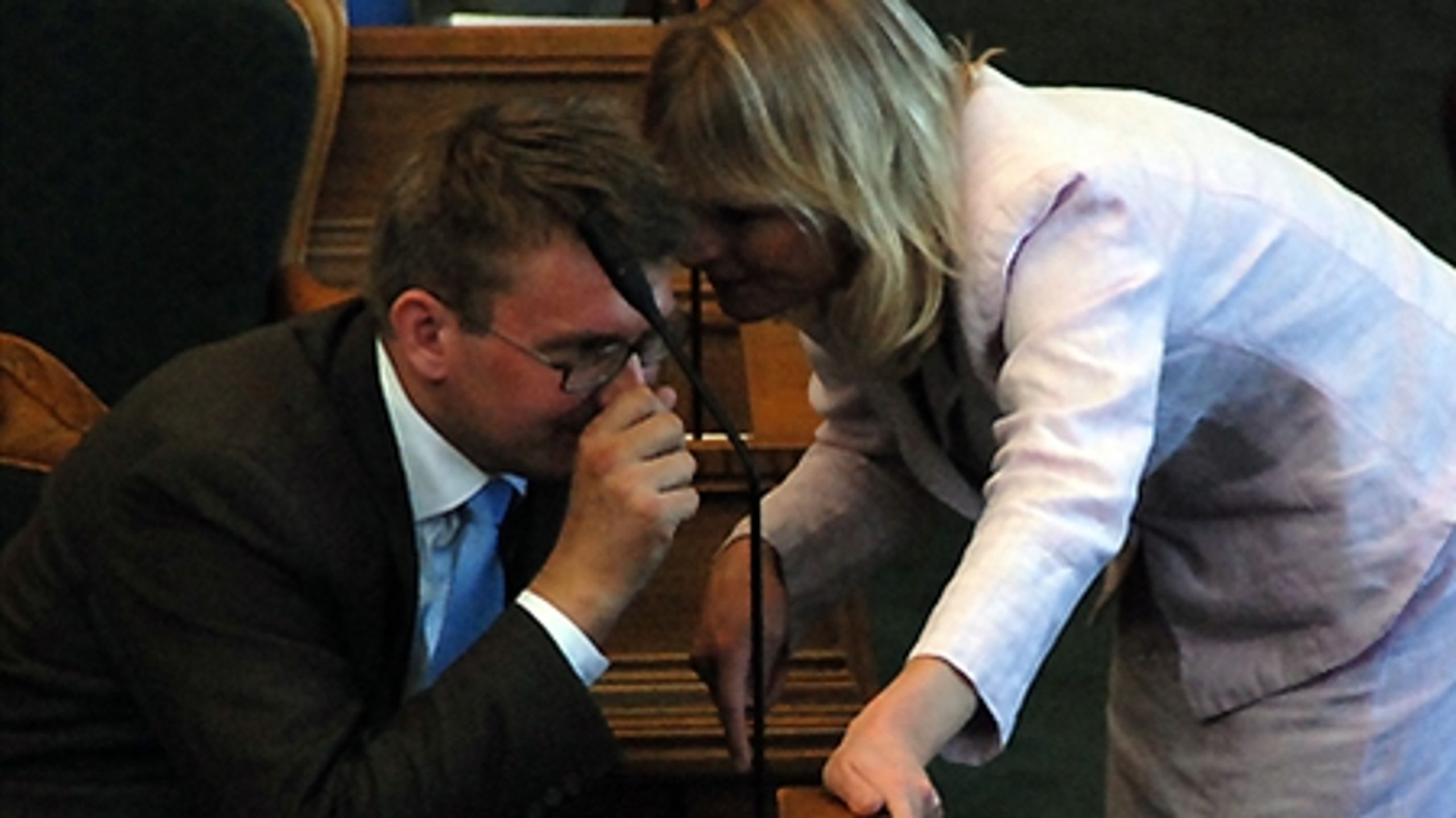 Troels Lund Poulsen stikker hovedet sammen med partif&#230;llen, socialminister Eva Kjer Hansen under afslutningsdebatten 2007.