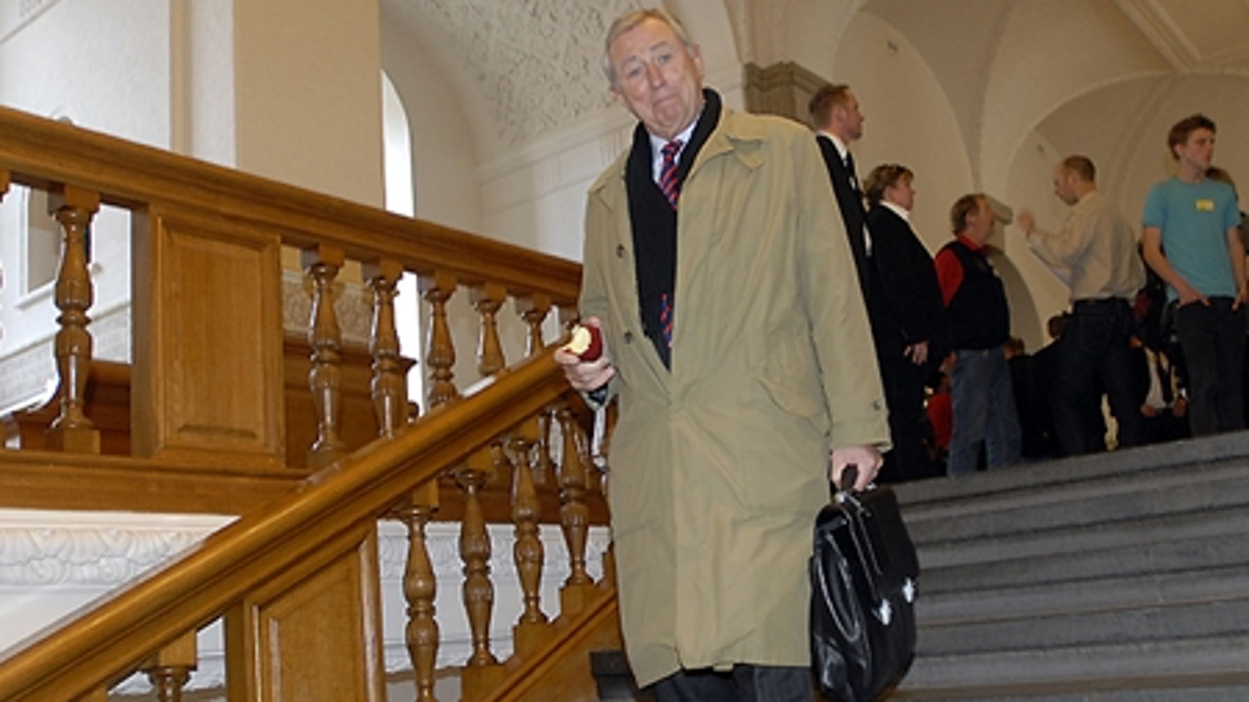 Tidligere transport- og energiminister Flemming Hansen (K) p&#229; vej hjem f&#229; minutter efter udskrivelse af valget 2007. Hans tid som minister og Christiansborg-politiker er forbi.