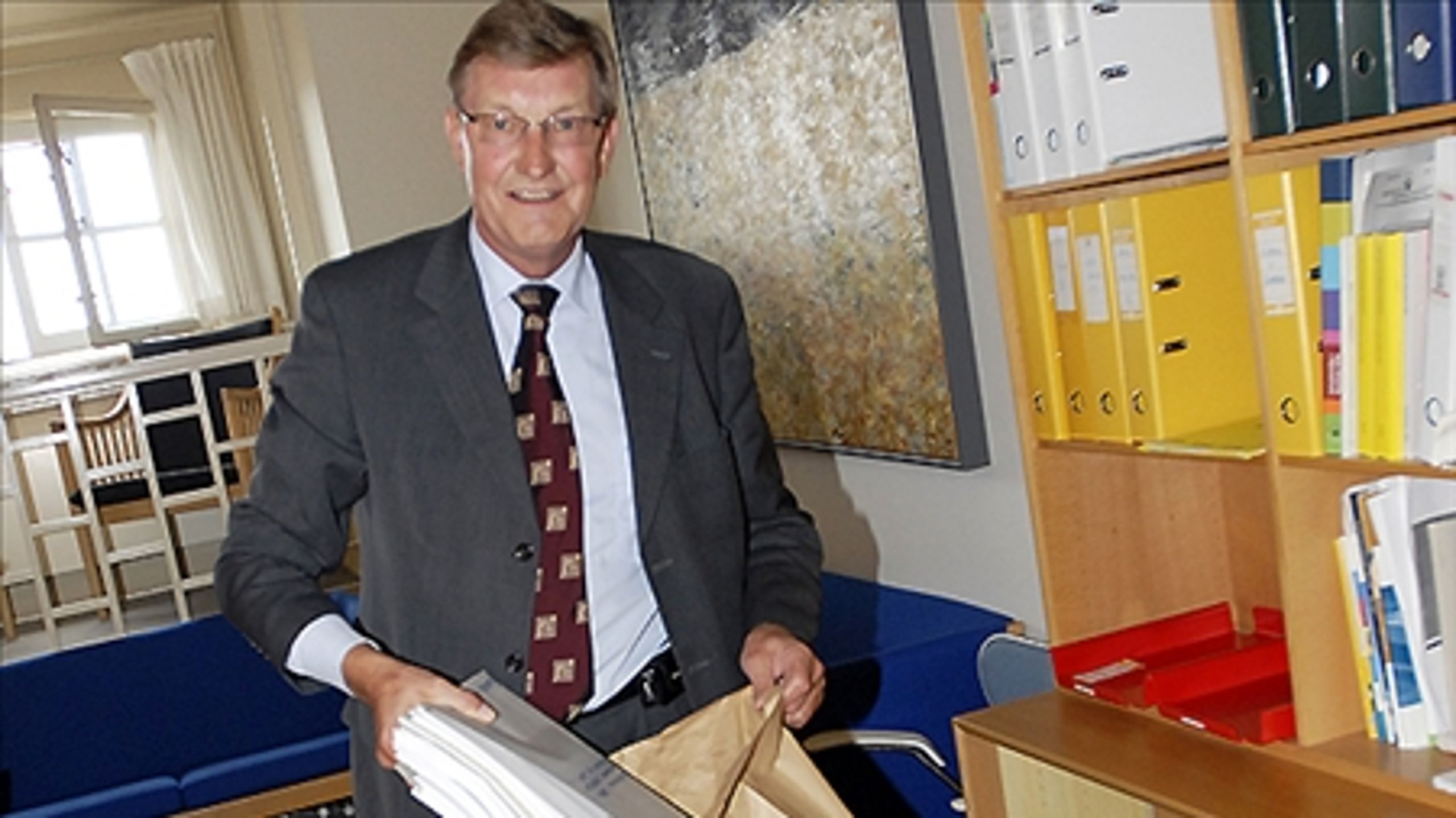 Tidligere skatteminister Ole Stavad rydder sit kontor i oktober 2007 - hans tid som folketingsmedlem rinder ud ved valget 13. november. 