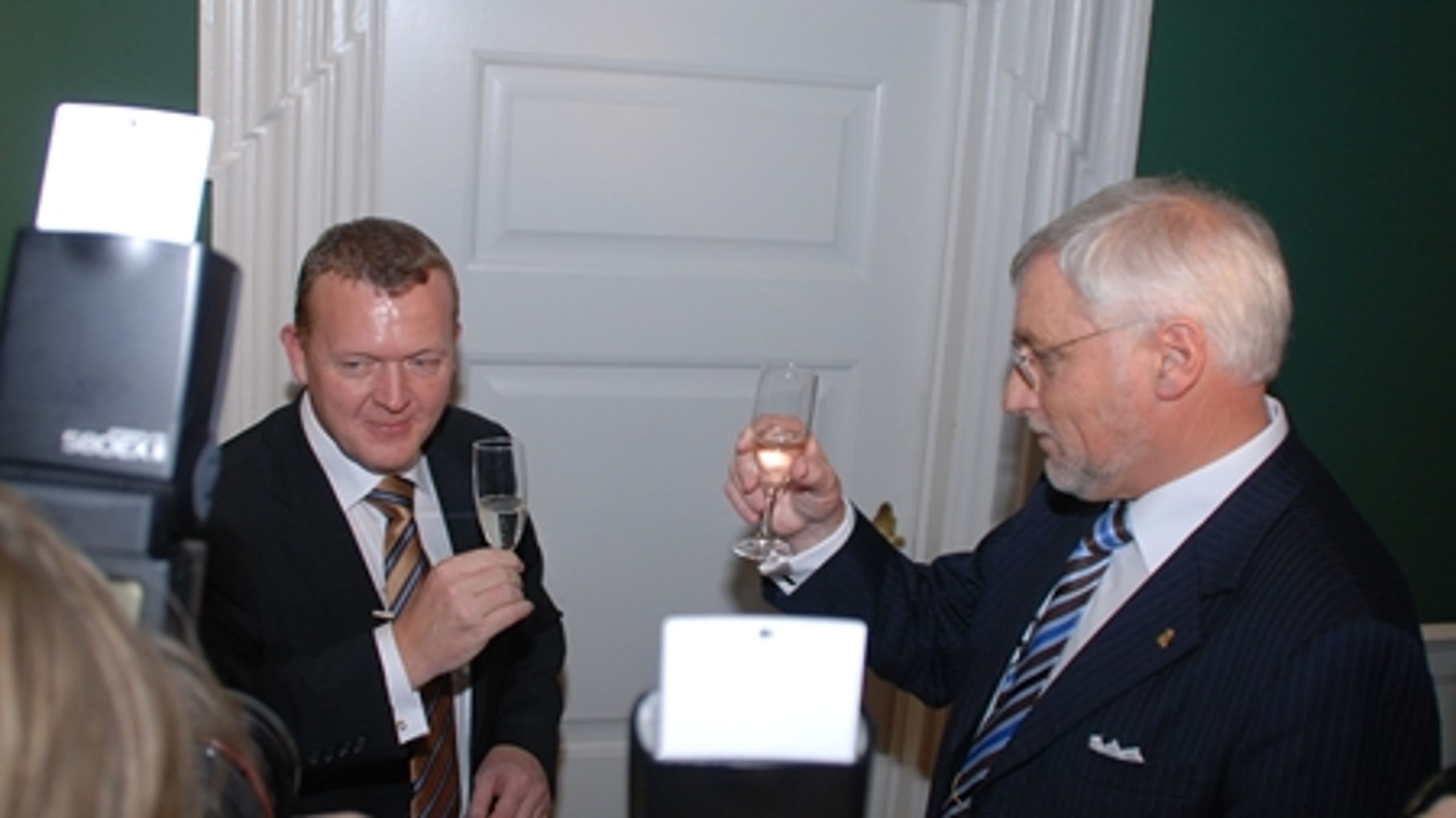 Thor Pedersen sk&#229;ler med Lars L&#248;kke Rasmussen ved overdragelsen af finansministerposten fra den ene Venstre-minister til den anden.