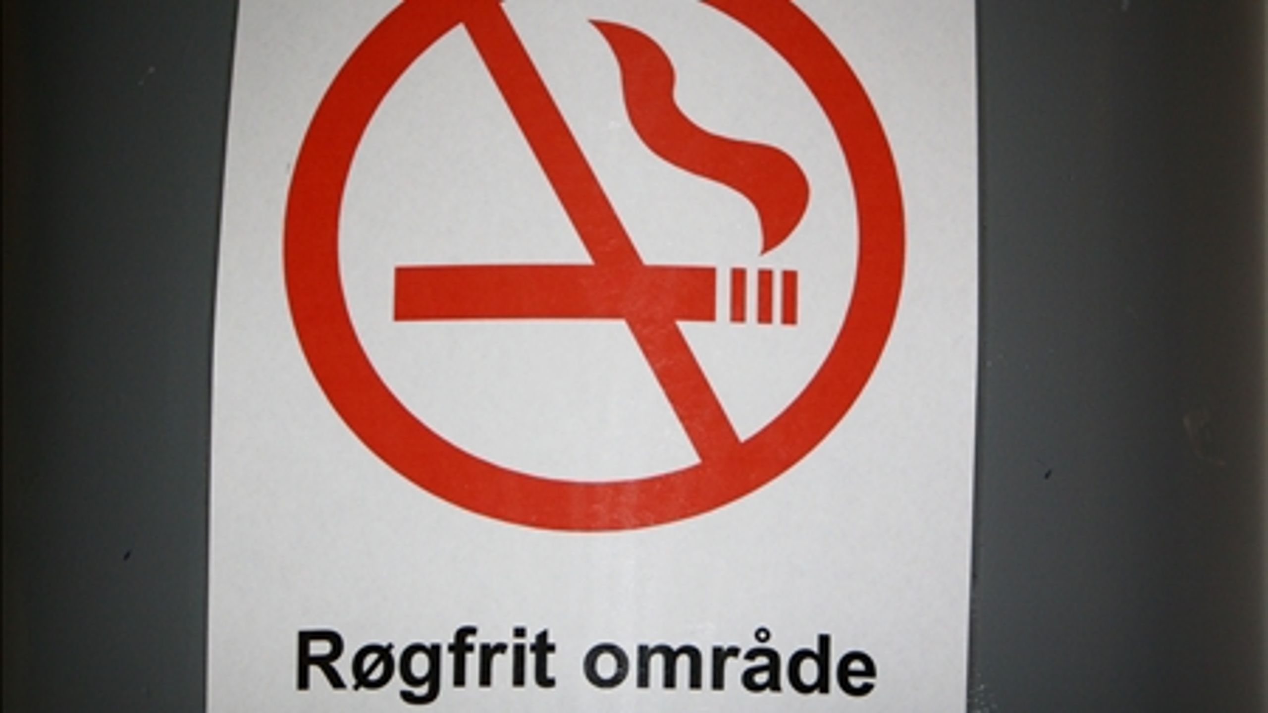 Rygeforbuddet har hjulpet kommunerne med at f&#229; folk til at smide cigaretterne.