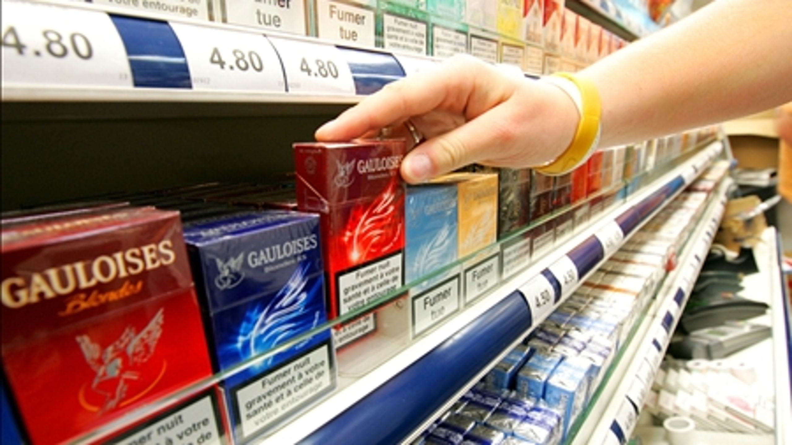 Prisen for en pakke cigaretter er for lav og skal derfor s&#230;ttes i vejret, mener et flertal af danskerne.