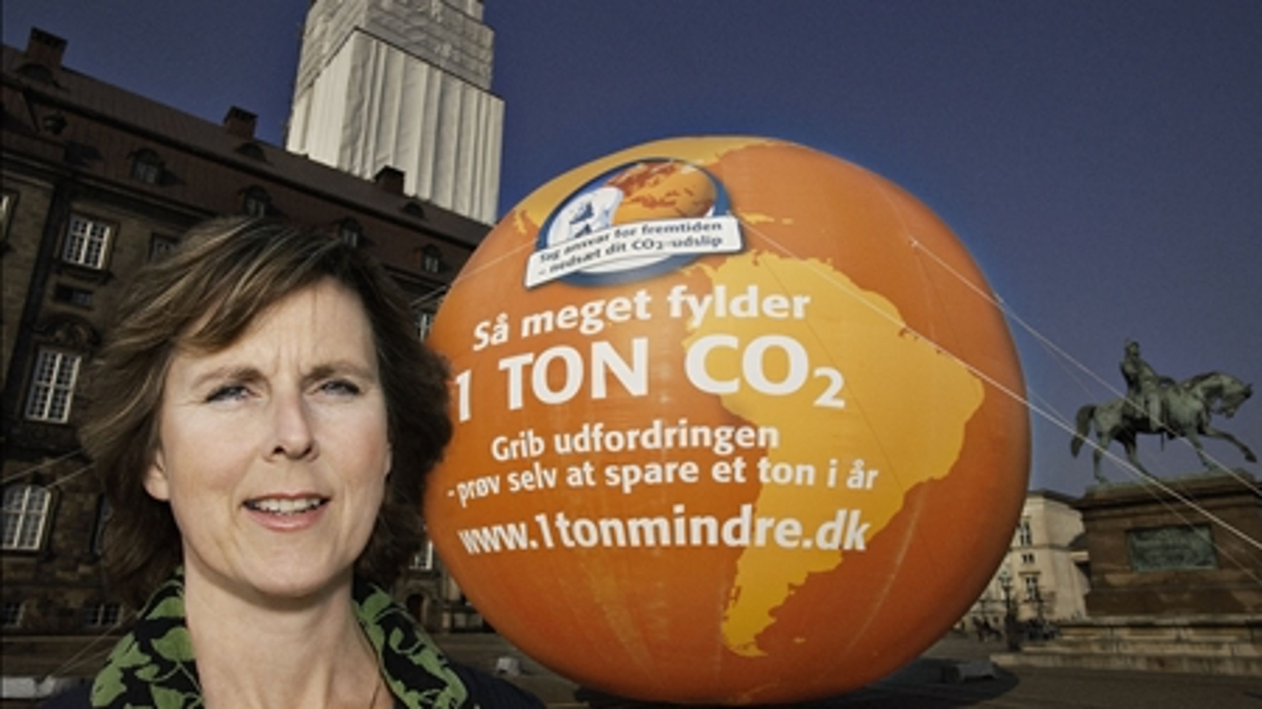 Connie Hedegaard (K) forklarer, at hun har s&#229; travlt med klimadagsordnen, at hun har brug for en s&#230;rlig r&#229;dgiver, der kan hj&#230;lpe hende med ogs&#229; at holde fokus p&#229; andre politikomr&#229;der.

