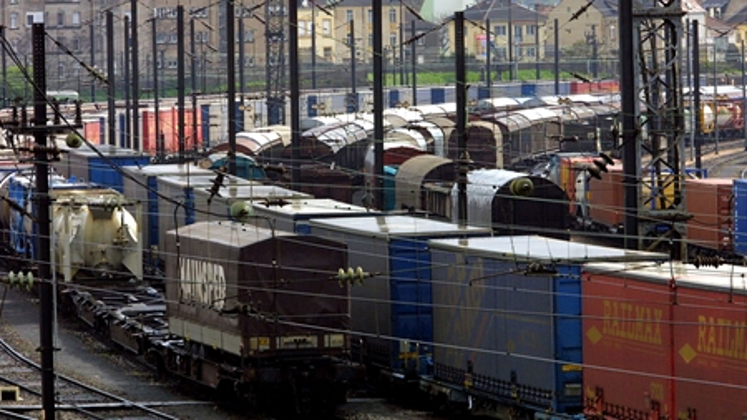 EU-Kommissionen vil indf&#248;re en r&#230;kke transnationale jernbaner, der skal f&#229; mere gods fra lastbiler over p&#229; bane.