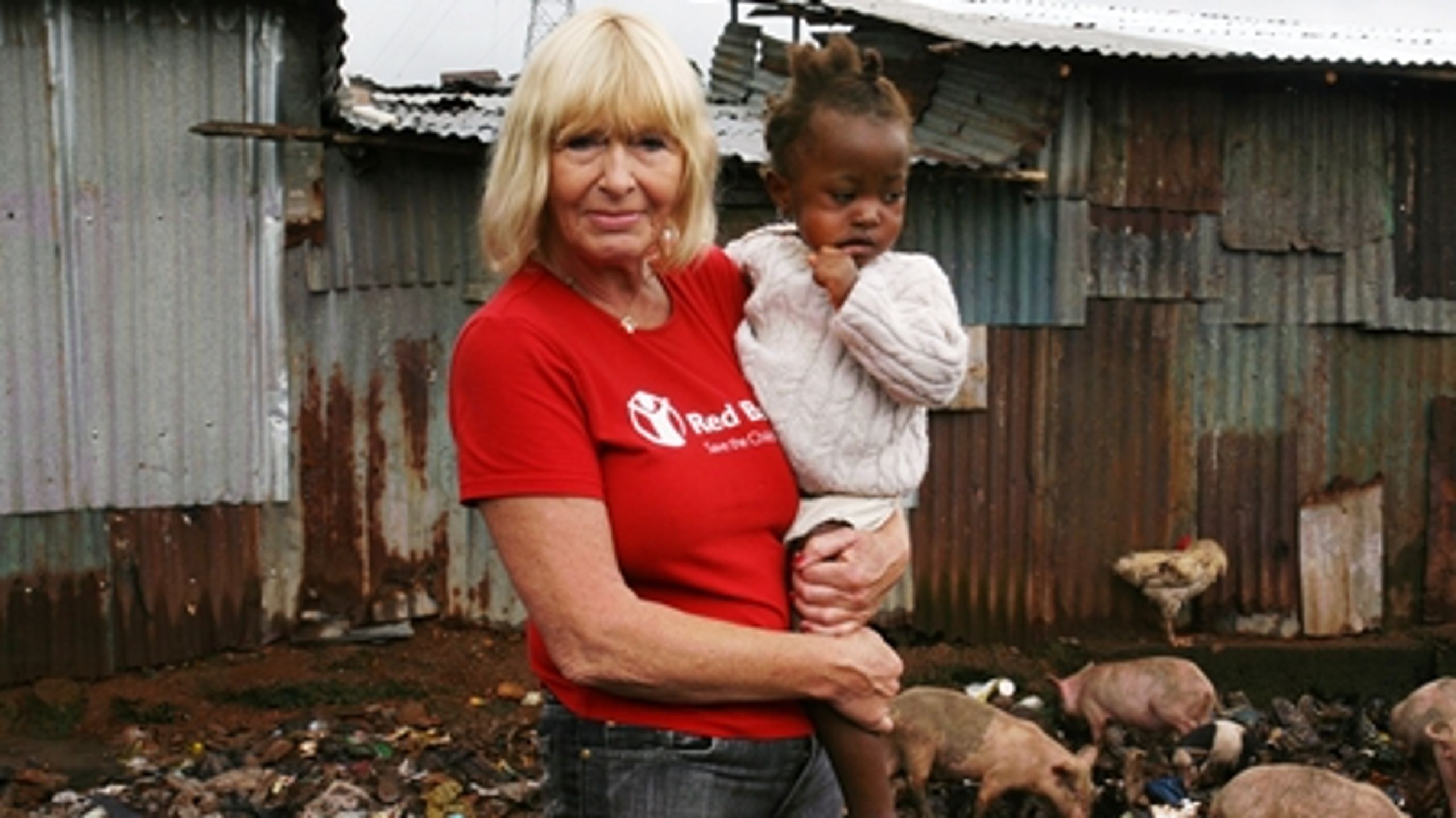 Generalsekret&#230;r i Red Barnet Mimi Jakobsen fyldte onsdag 60 &#229;r. Her ses hun sammen med et lille barn i Sierra Leone. 