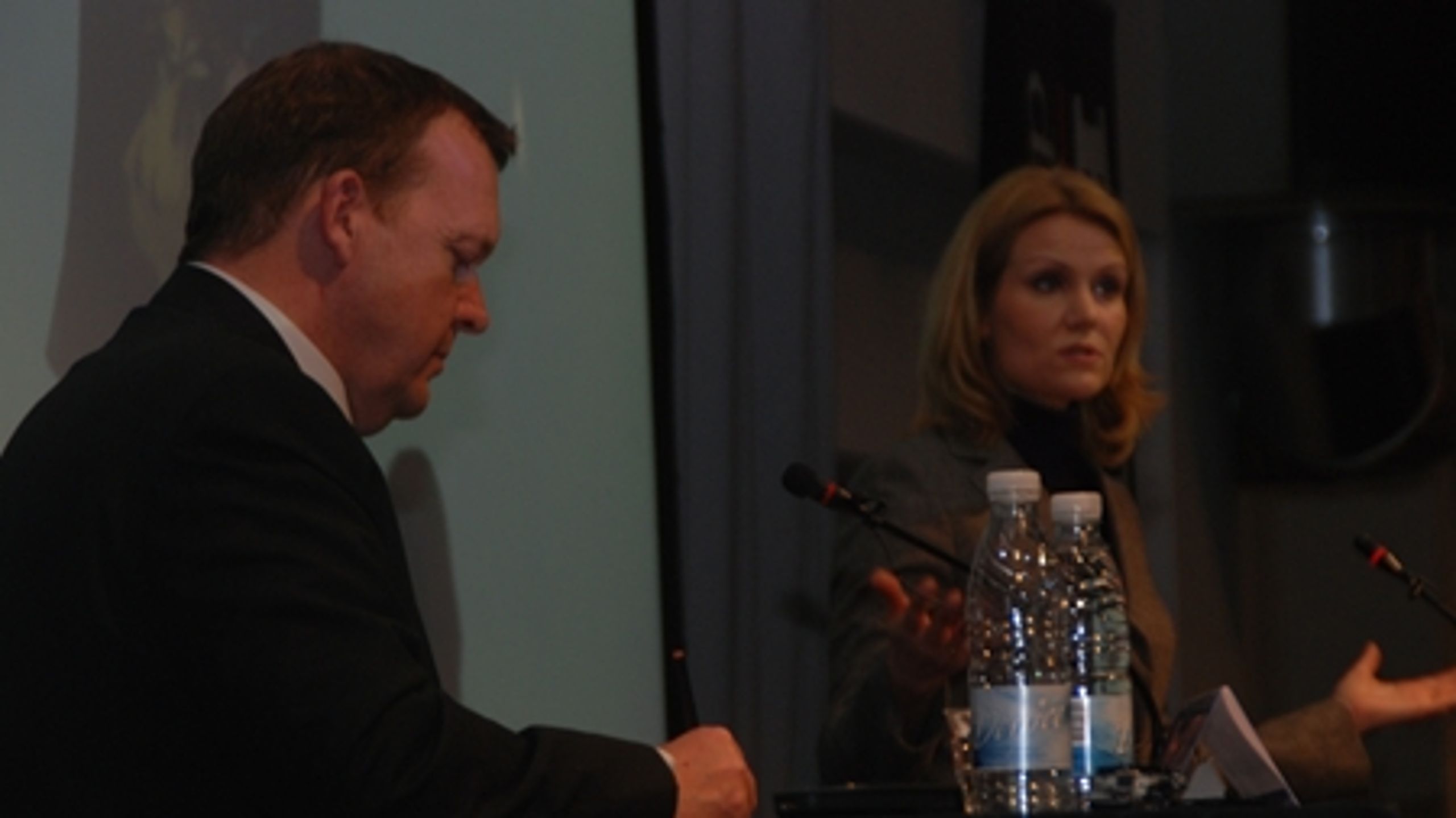 Finansminister Lars L&#248;kke Rasmussen og S-formand Helle Thorning-Schmidt t&#248;rnede onsdag sammen til debat om, hvordan Danmark skal klare sig gennem finanskrisen. Og det gik ikke stille for sig.