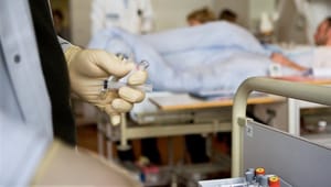Speciallæge: Politikere må beskytte et sårbart sundhedspersonale 