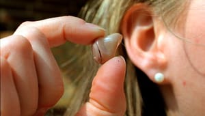 Ny debat: Hvorfor er høreapparatsområdet plaget af lange ventetider?