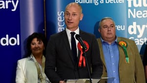 Kanonvalg til Kinnock: Thornings mand genvalgt i Storbritannien