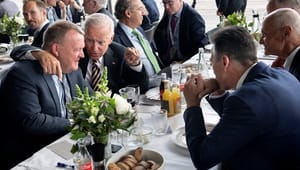 Joe Biden og Tony Blair på besøg i København: Toppolitikere debatterer demokratiets fremtid