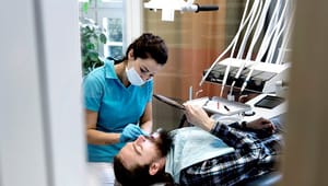 Danske Tandplejere: Kommunerne skal prioritere de ældres tandpleje mere